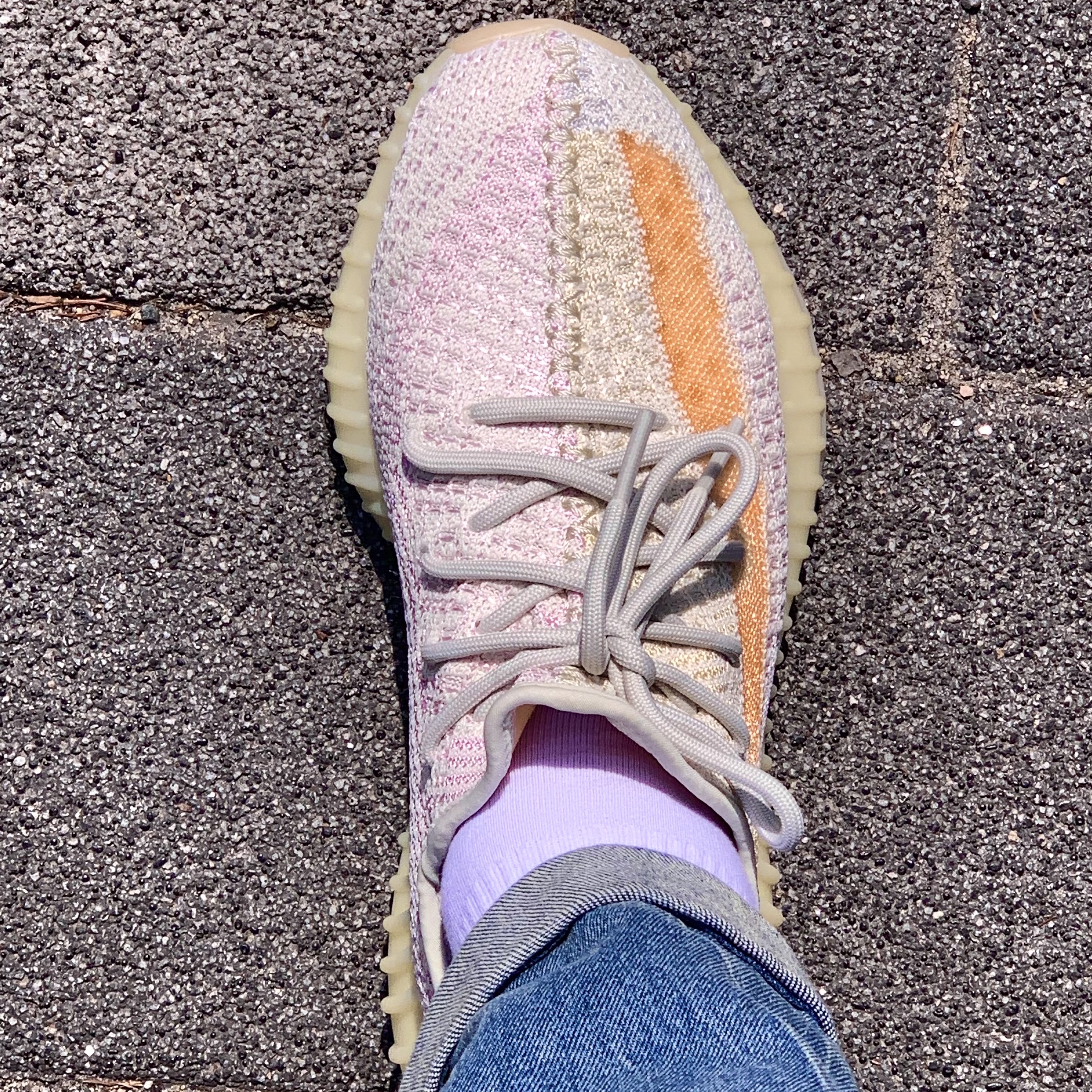 Adidas Yeezy Boost 350 V2 Light 착용 스타일