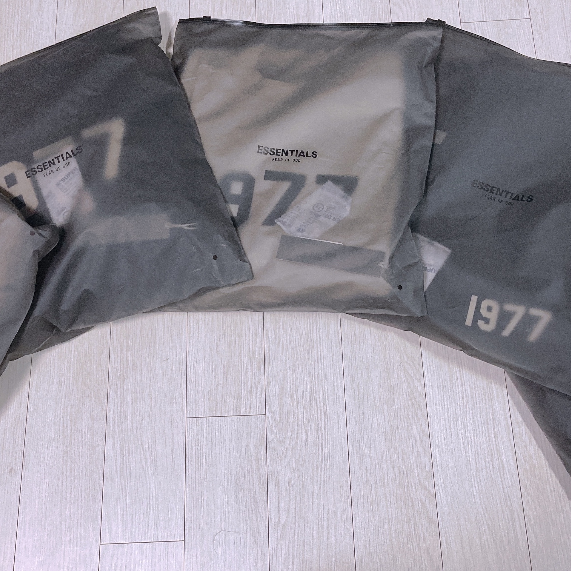 Essentials 1977 Hoodie Iron - 22SS, Essentials 1977 Hoodie Wheat - 22SS 착용 스타일