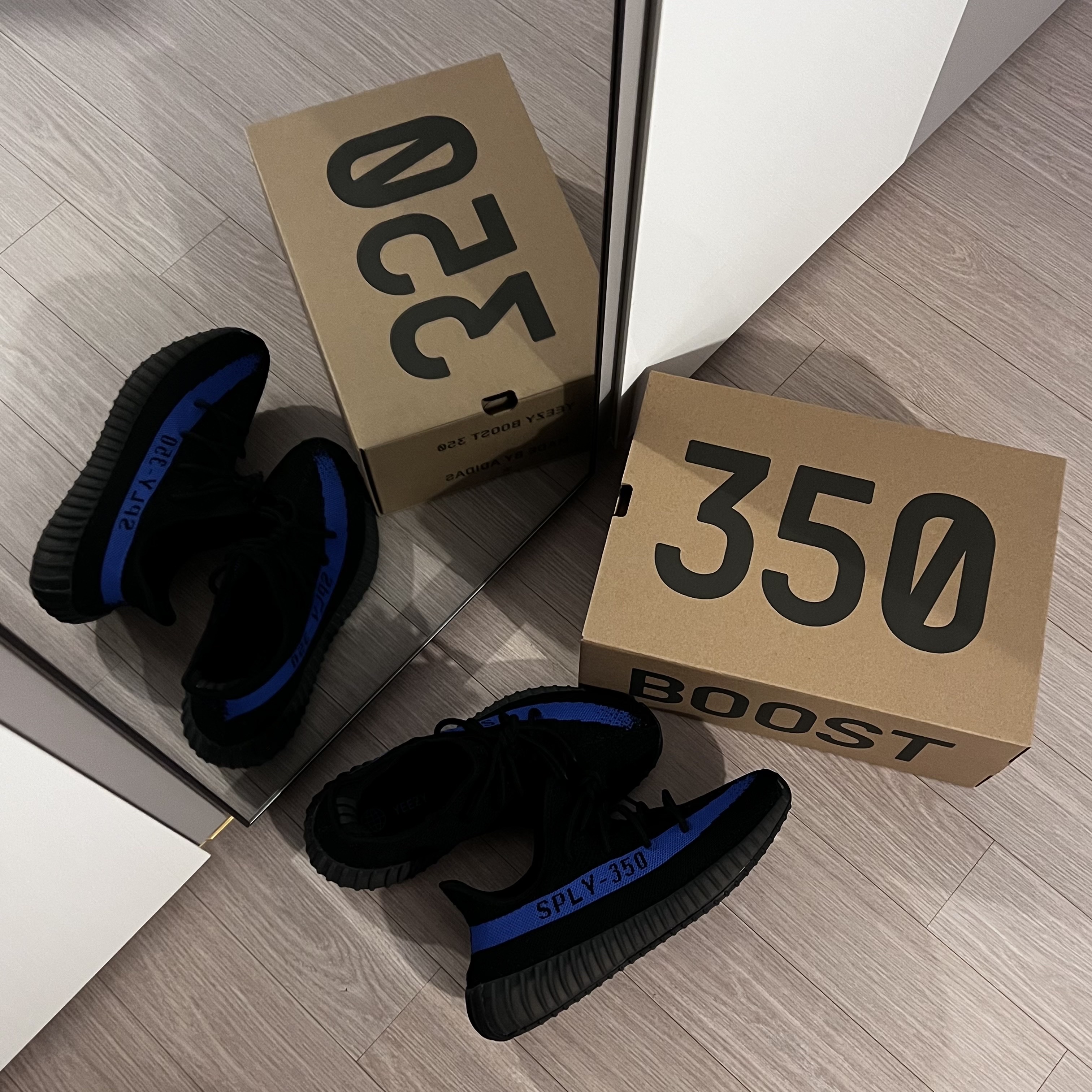 Adidas Yeezy Boost 350 V2 Dazzling Blue 착용 스타일