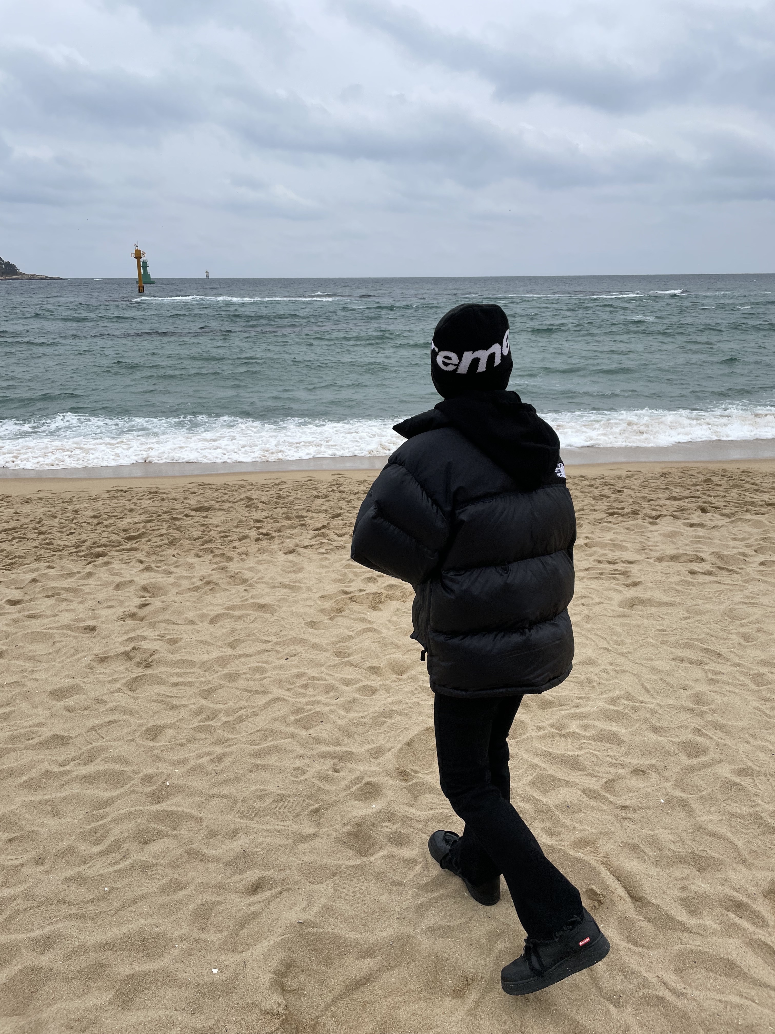 Supreme Big Logo Beanie Black, Nike x Supreme Air Force 1 Low Black 착용 스타일