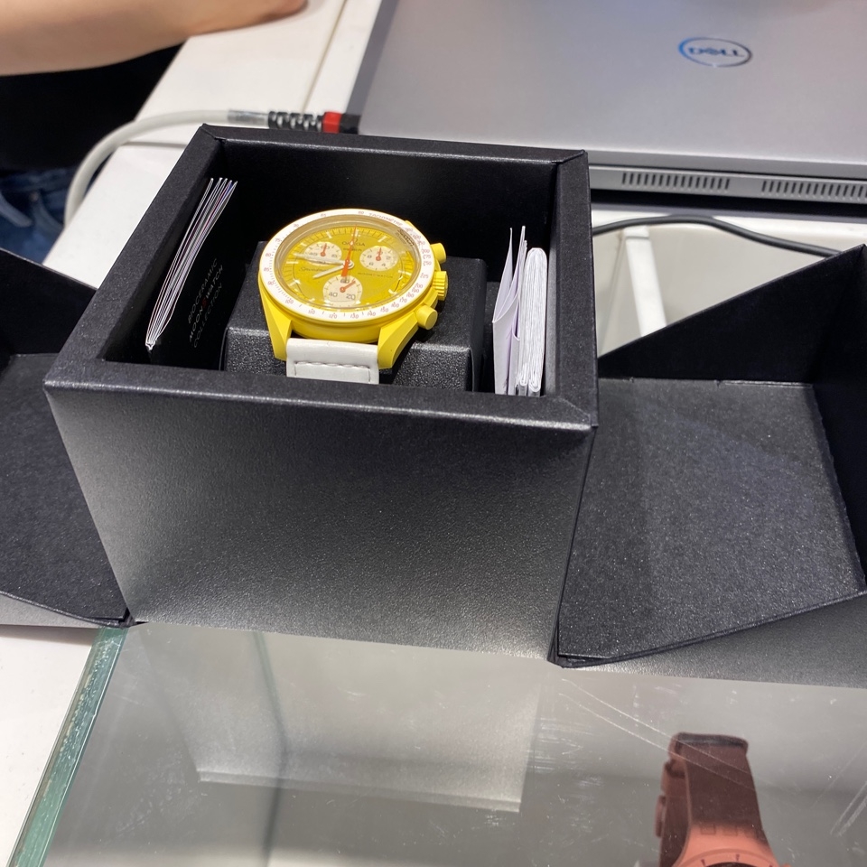 Swatch x Omega Bioceramic MoonSwatch Mission To The Sun 착용 스타일