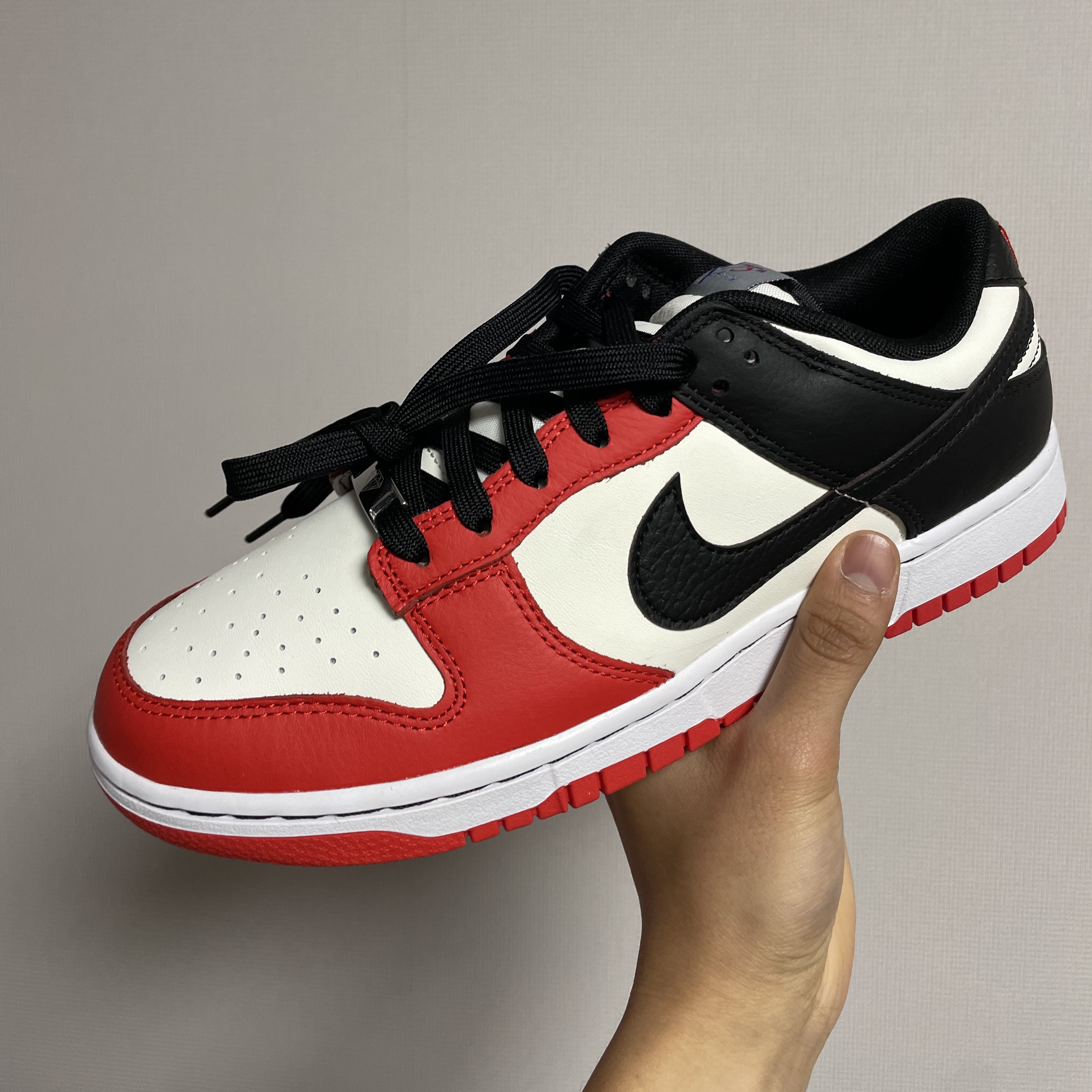Nike x NBA Dunk Low Retro EMB Black and Chile Red 착용 스타일