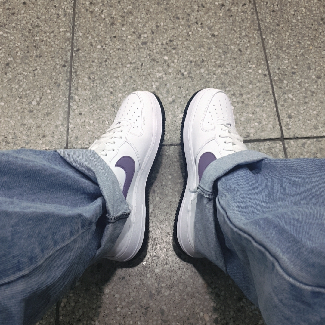 Nike Air Force 1 '07 LV8 Hoops White Canyon Purple 착용 스타일
