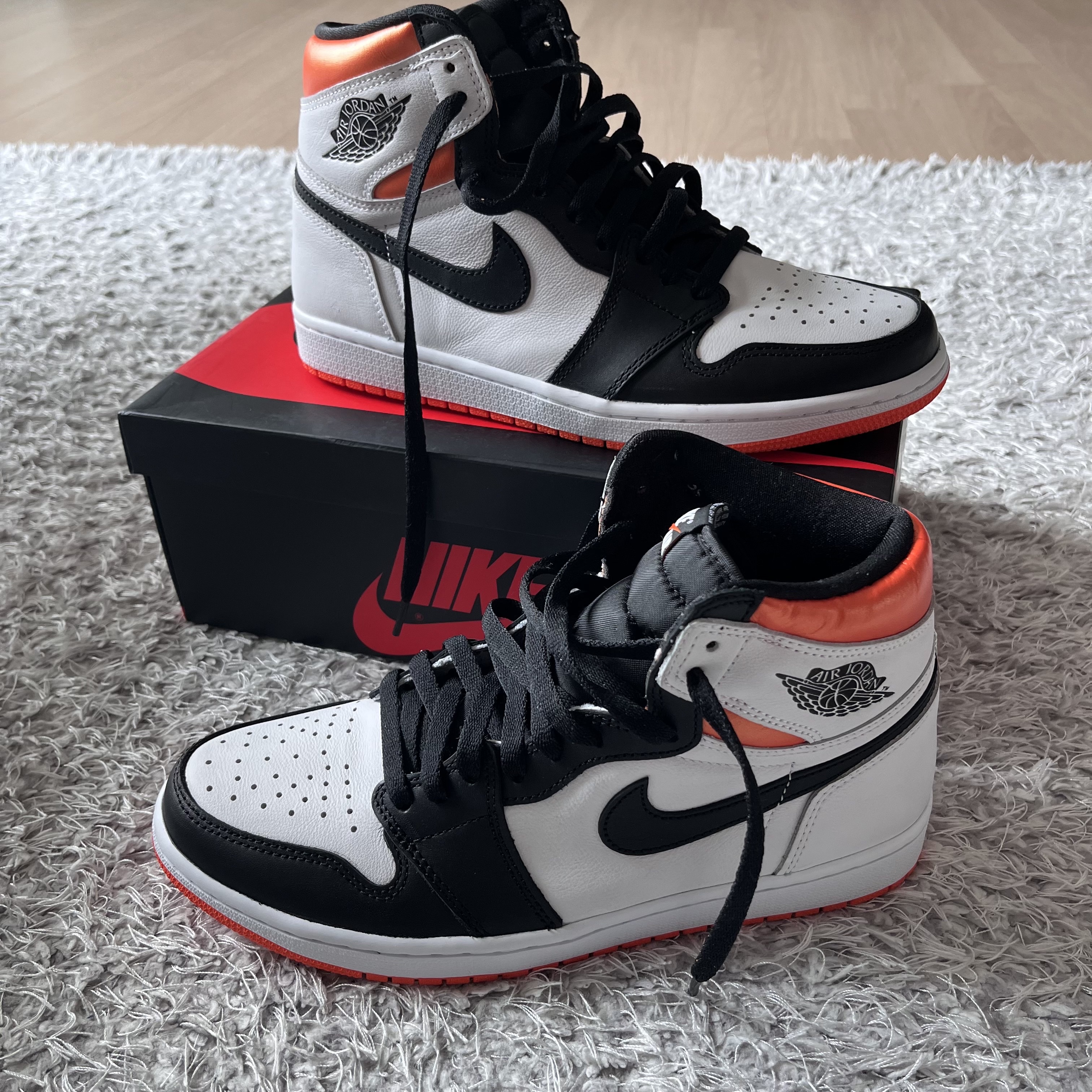 Jordan 1 Retro High OG Electro Orange 착용 스타일