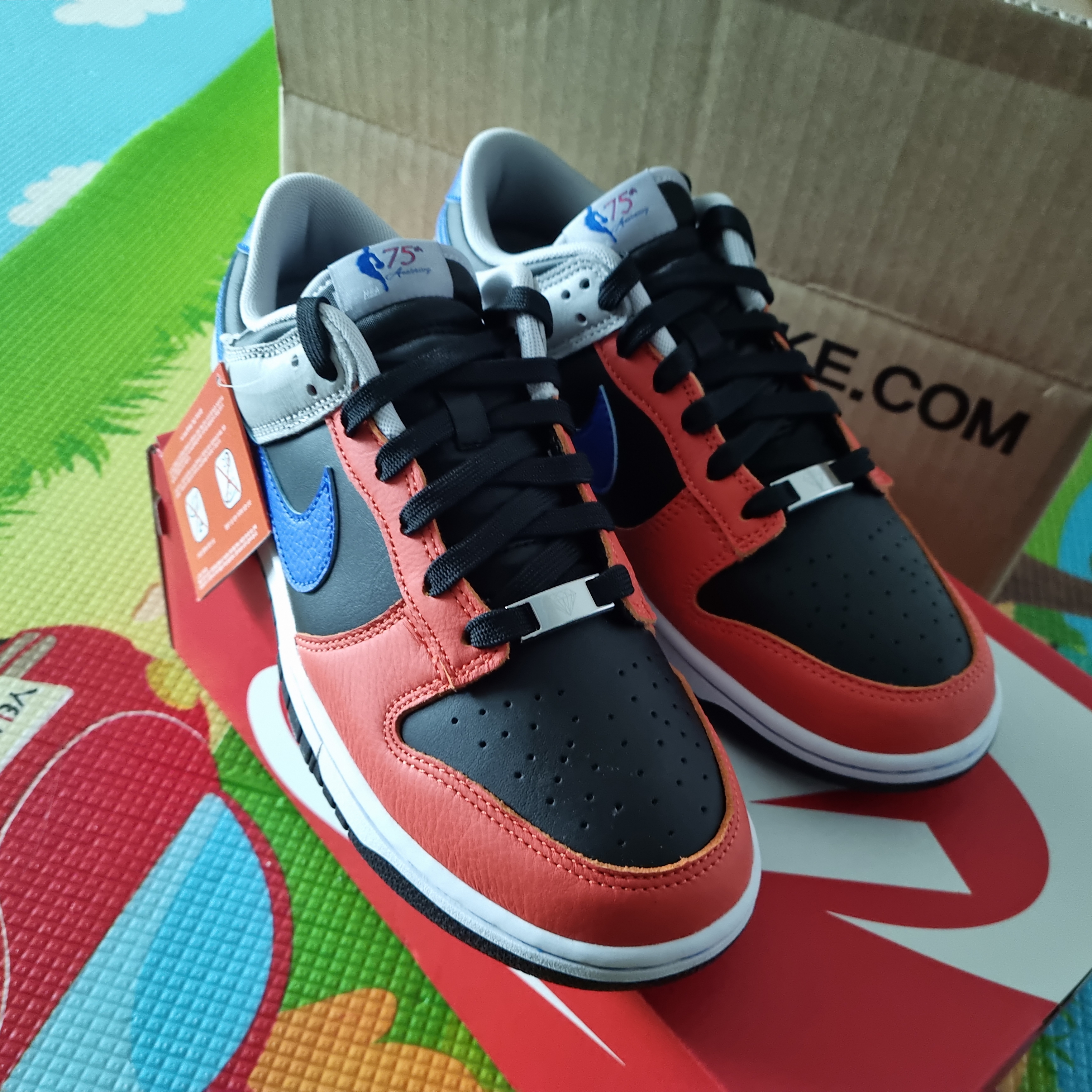 Nike x NBA Dunk Low Retro EMB Racer Blue and Orange 착용 스타일 - 1