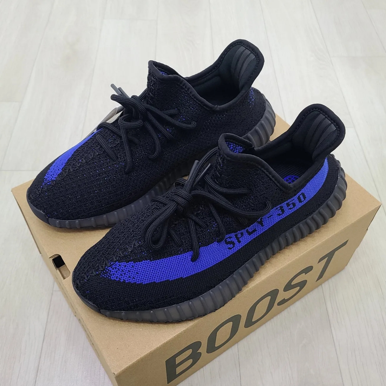 Adidas Yeezy Boost 350 V2 Dazzling Blue 착용 스타일 - 2