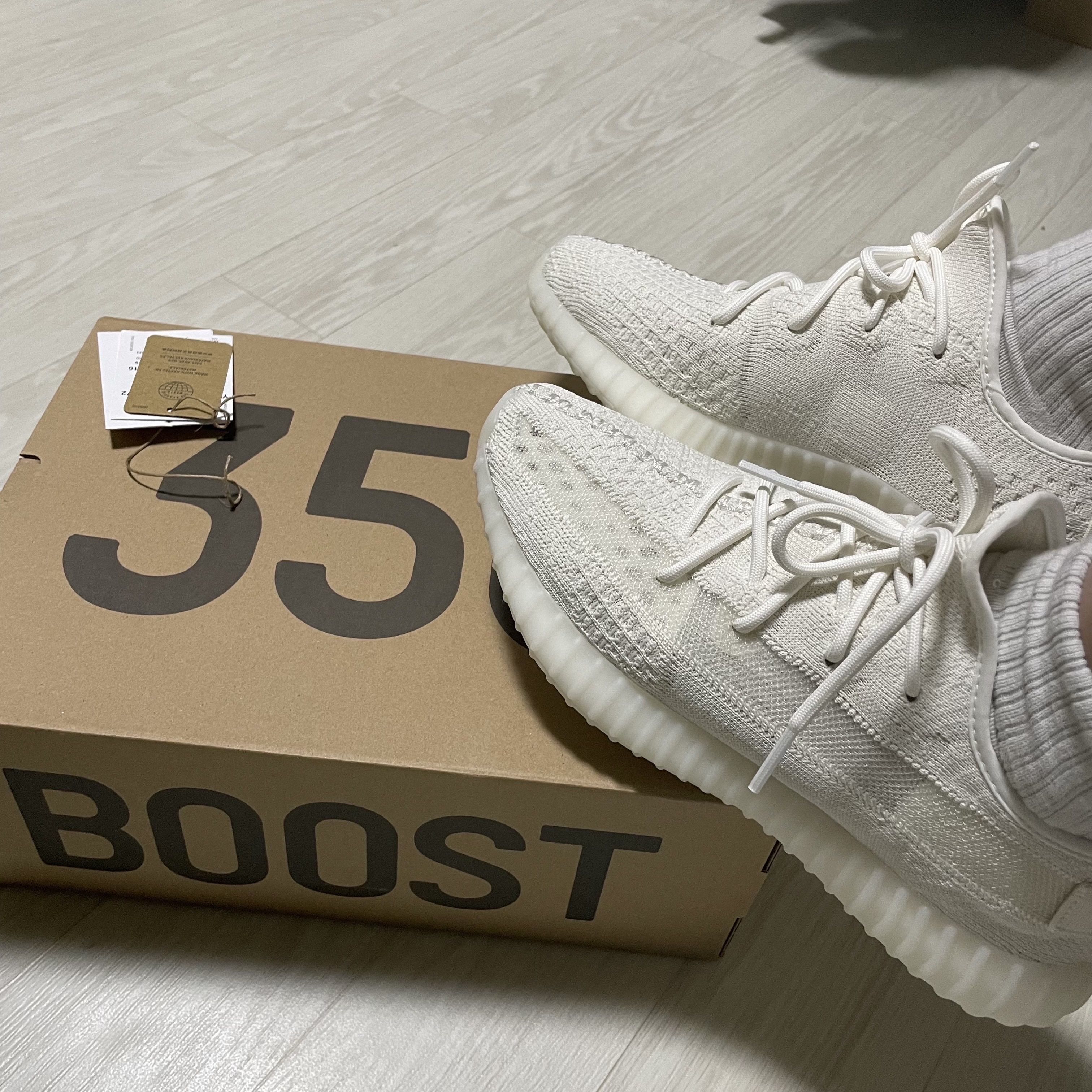 Adidas Yeezy Boost 350 V2 Bone 착용 스타일