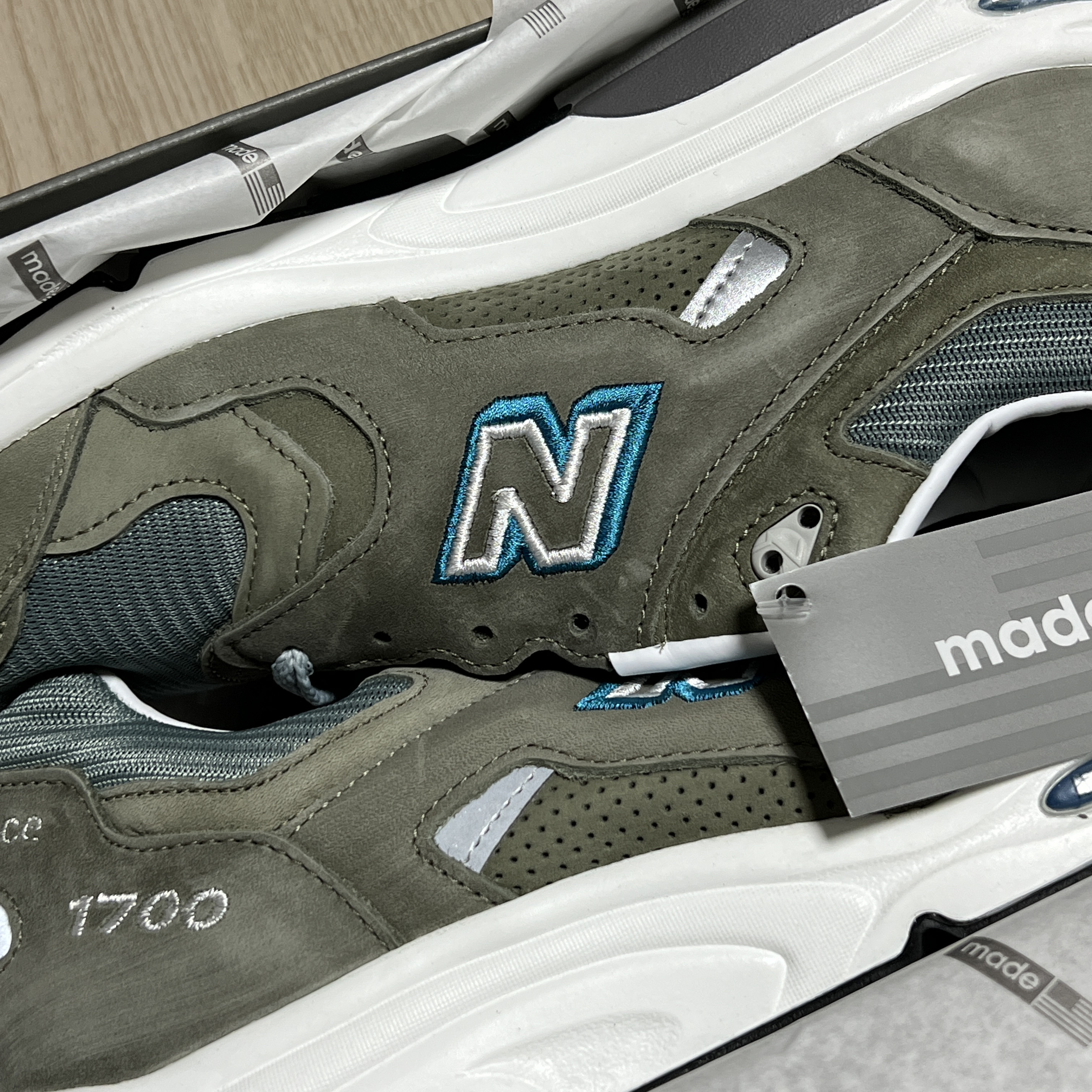 New Balance 1700 Made in USA Brown Steel Blue 착용 스타일 - 2