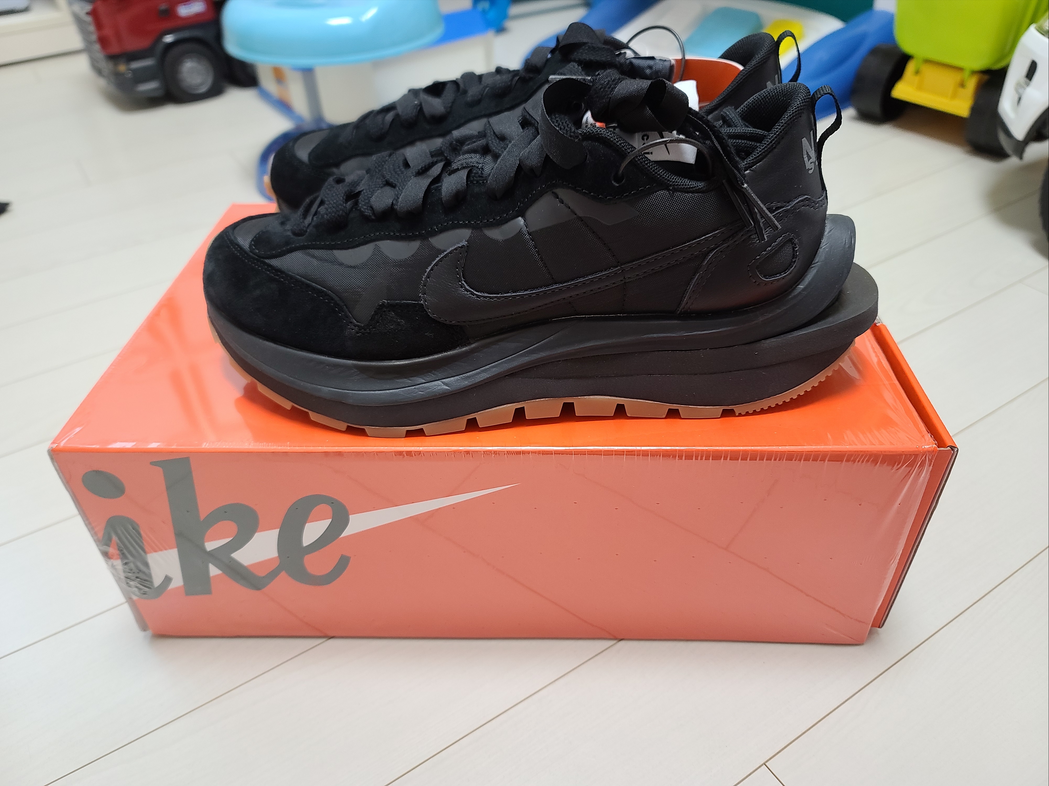 Nike x Sacai VaporWaffle Black and Gum 착용 스타일 - 2