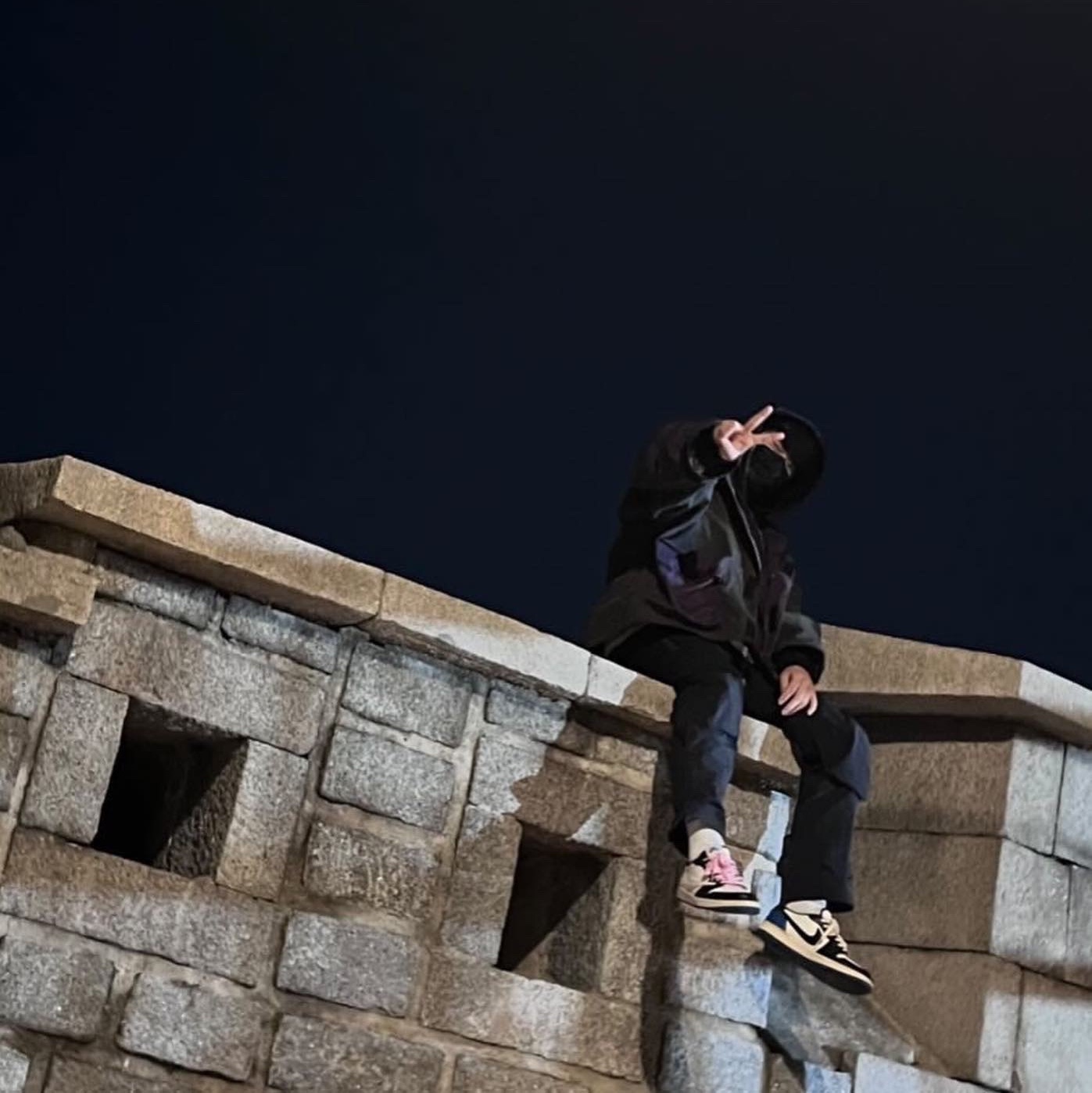 Jordan 1 x Travis Scott x Fragment Retro Low OG SP Military Blue, IAB Studio Woven Hoodie Black 착용 스타일 - 3
