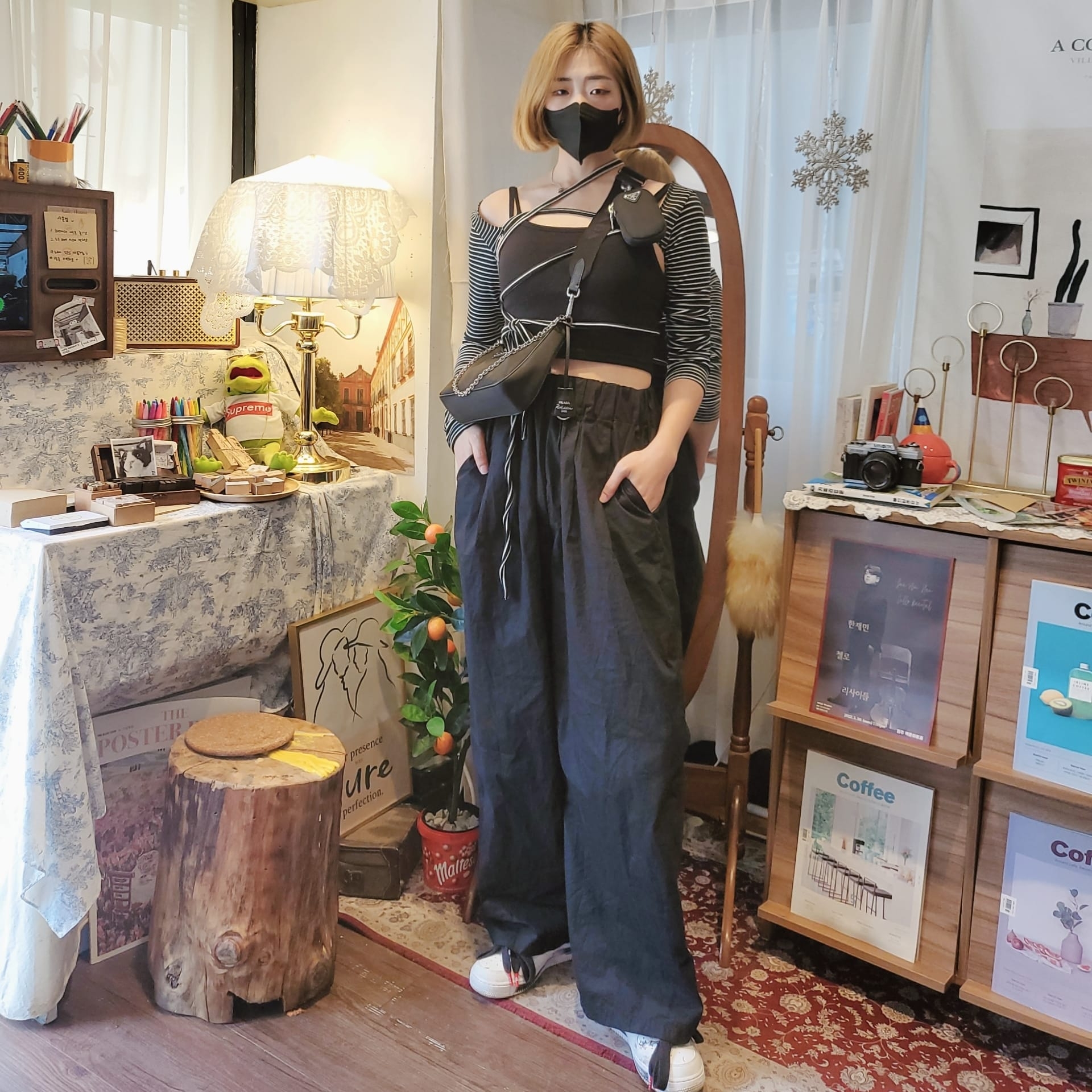 Prada Re-Edition 2005 Re-Nylon Shoulder Bag Black, Nike x Peaceminusone Air Force 1 Low Para-Noise 2.0 착용 스타일
