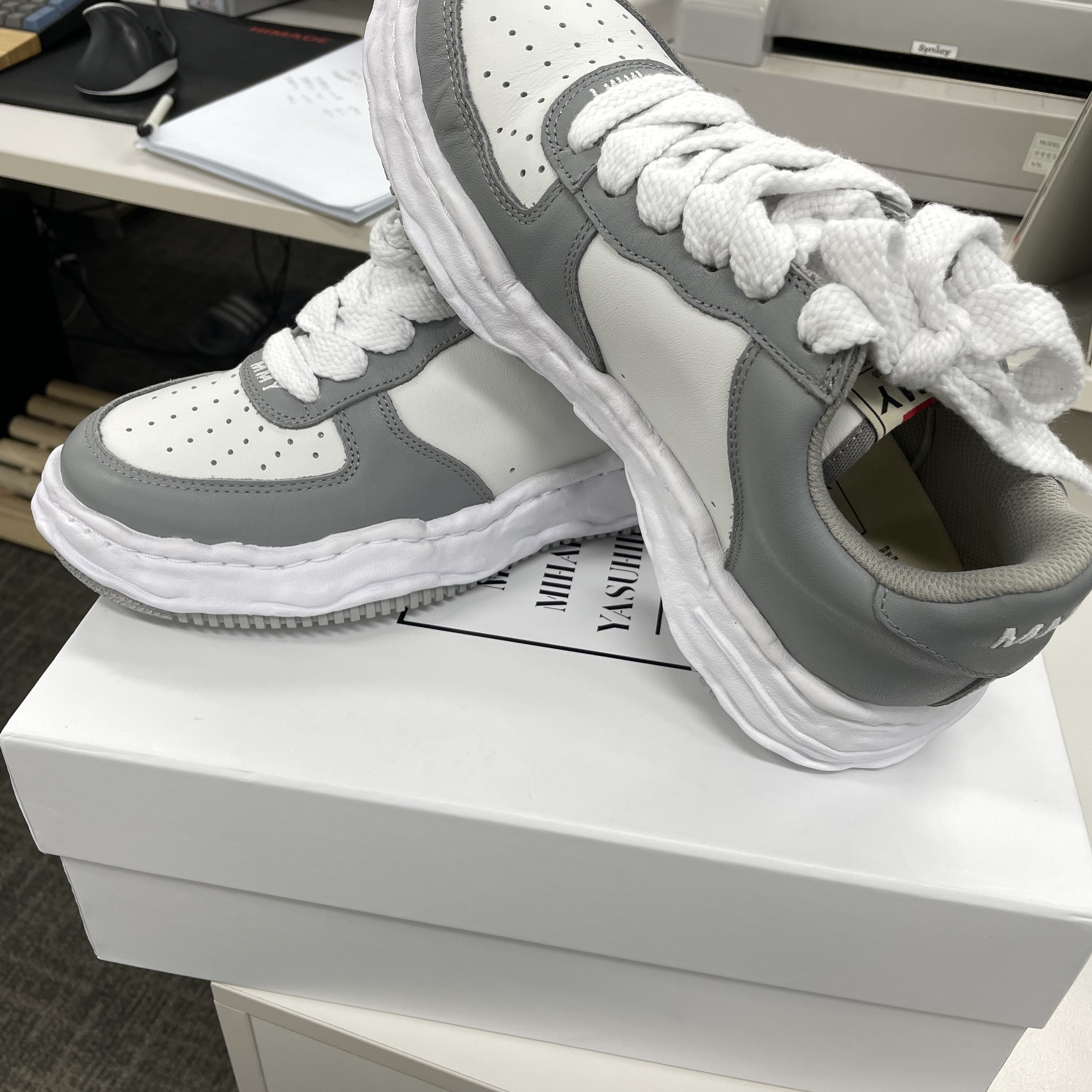 Maison Mihara Yasuhiro Wayne OG Sole Leather Low-top Sneakers Gray White 착용 스타일 - 2