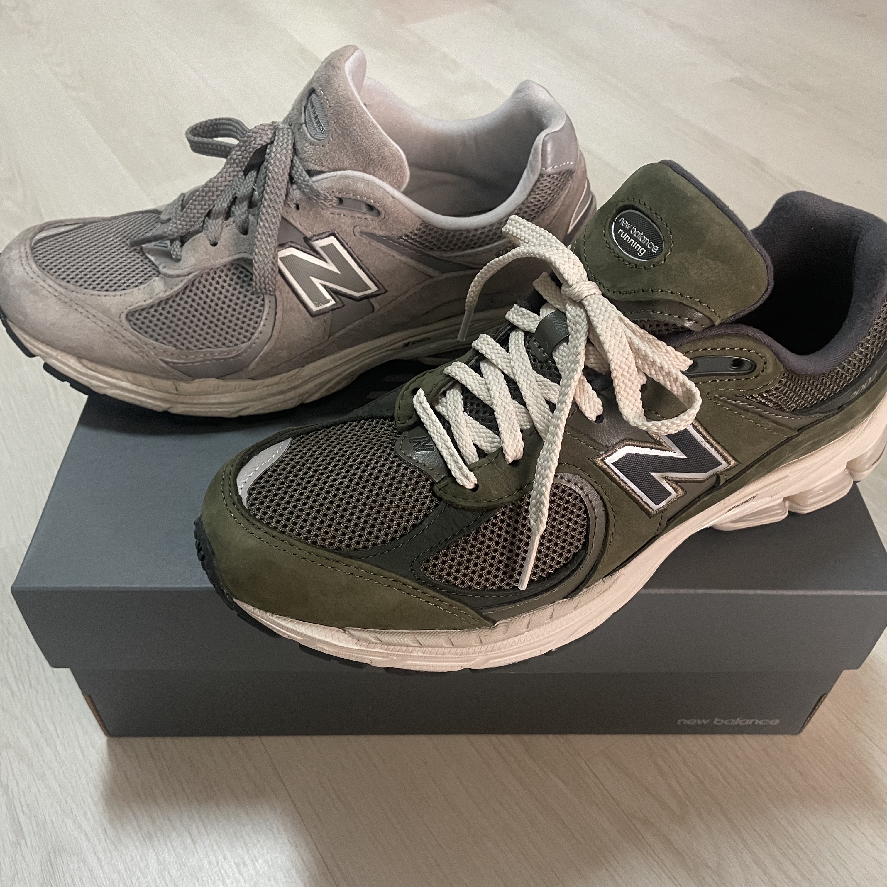 New Balance 2002R Grey, New Balance 2002R Grape Leaf 착용 스타일