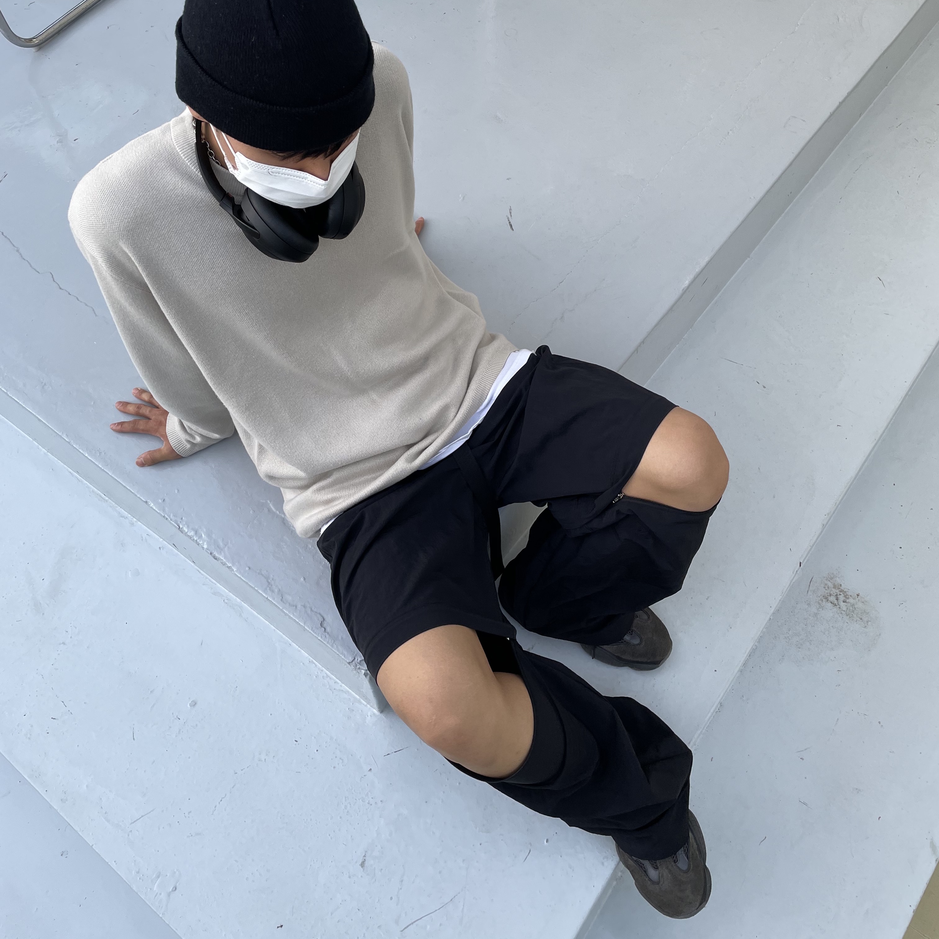 Adidas Yeezy 500 Utility Black 2018/2020, Sony WH-1000XM4 Black (Korean Ver.) 착용 스타일 - 3