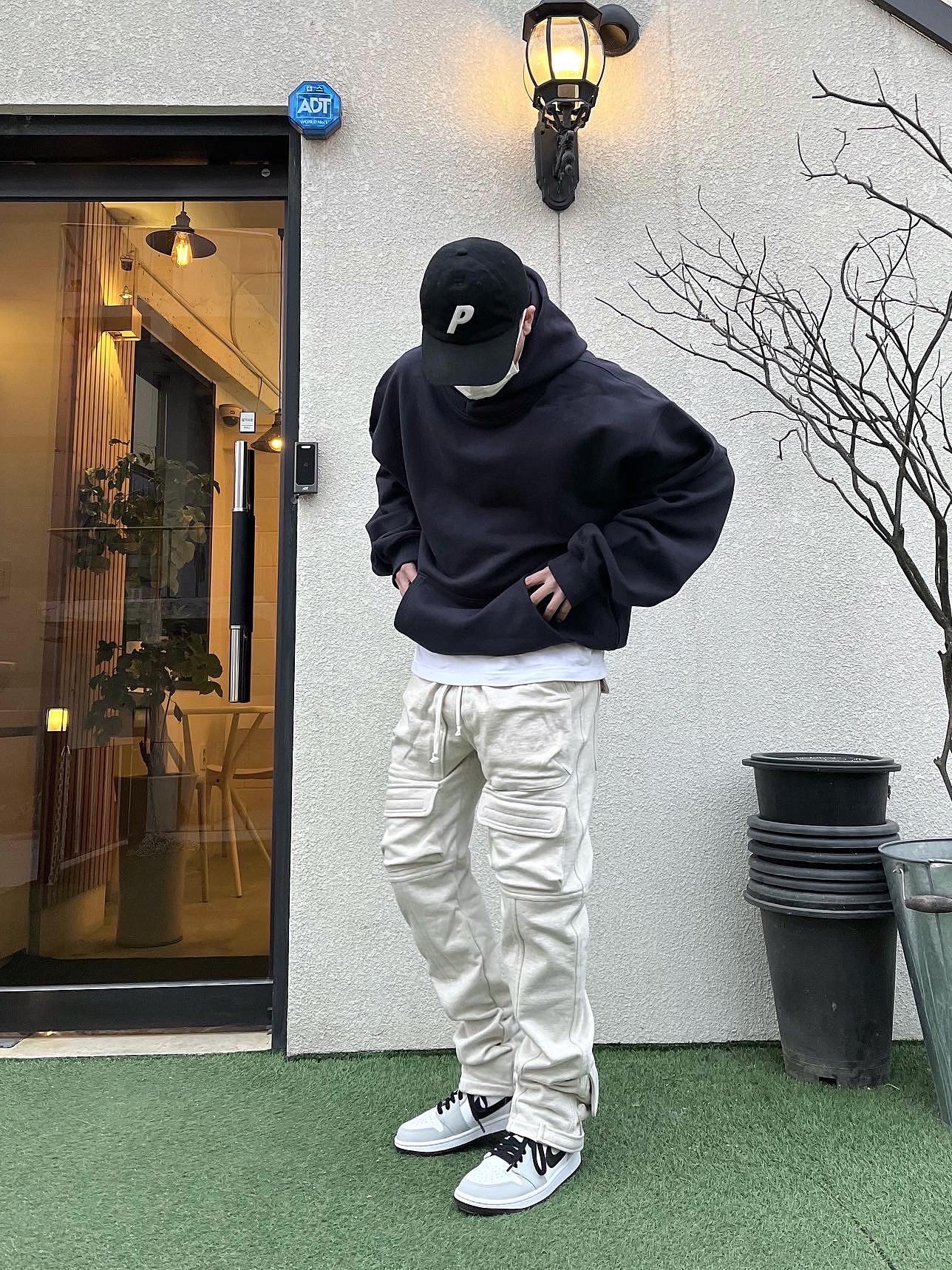 (W) Jordan 1 Mid Grey Fog, Palace P 6-Panel Black 착용 스타일
