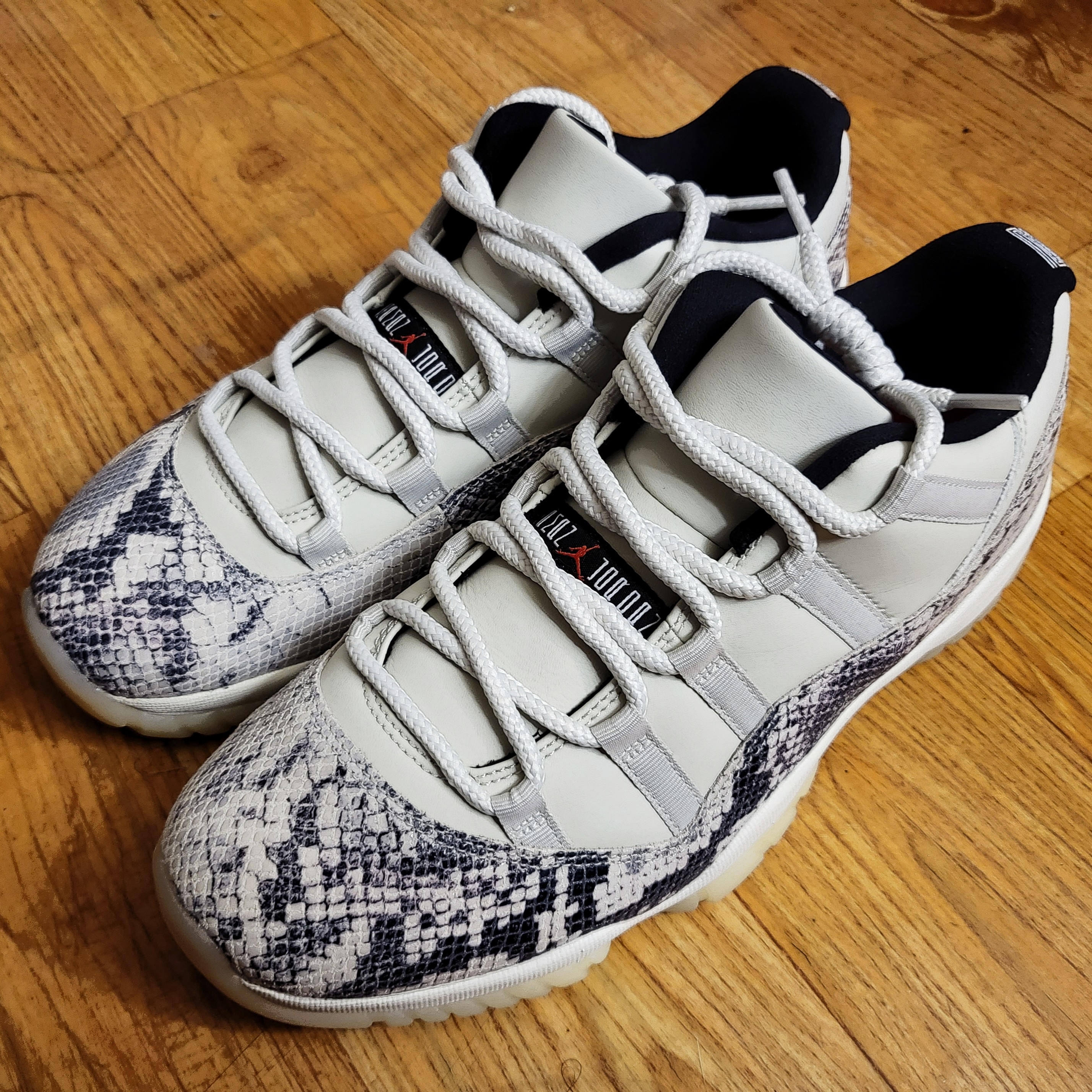 Jordan 11 Retro Low Navy Snakeskin 2019, Jordan 11 Retro Low Snake Light Bone 착용 스타일 - 2