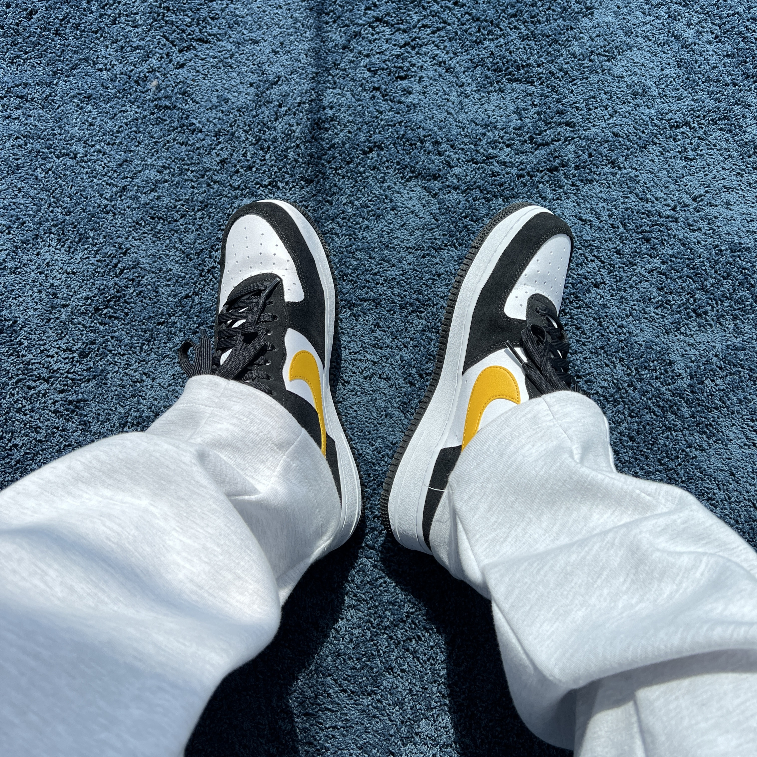 Nike Air Force 1 '07 LV8 Athletic Club Black Dark Sulfur 착용 스타일