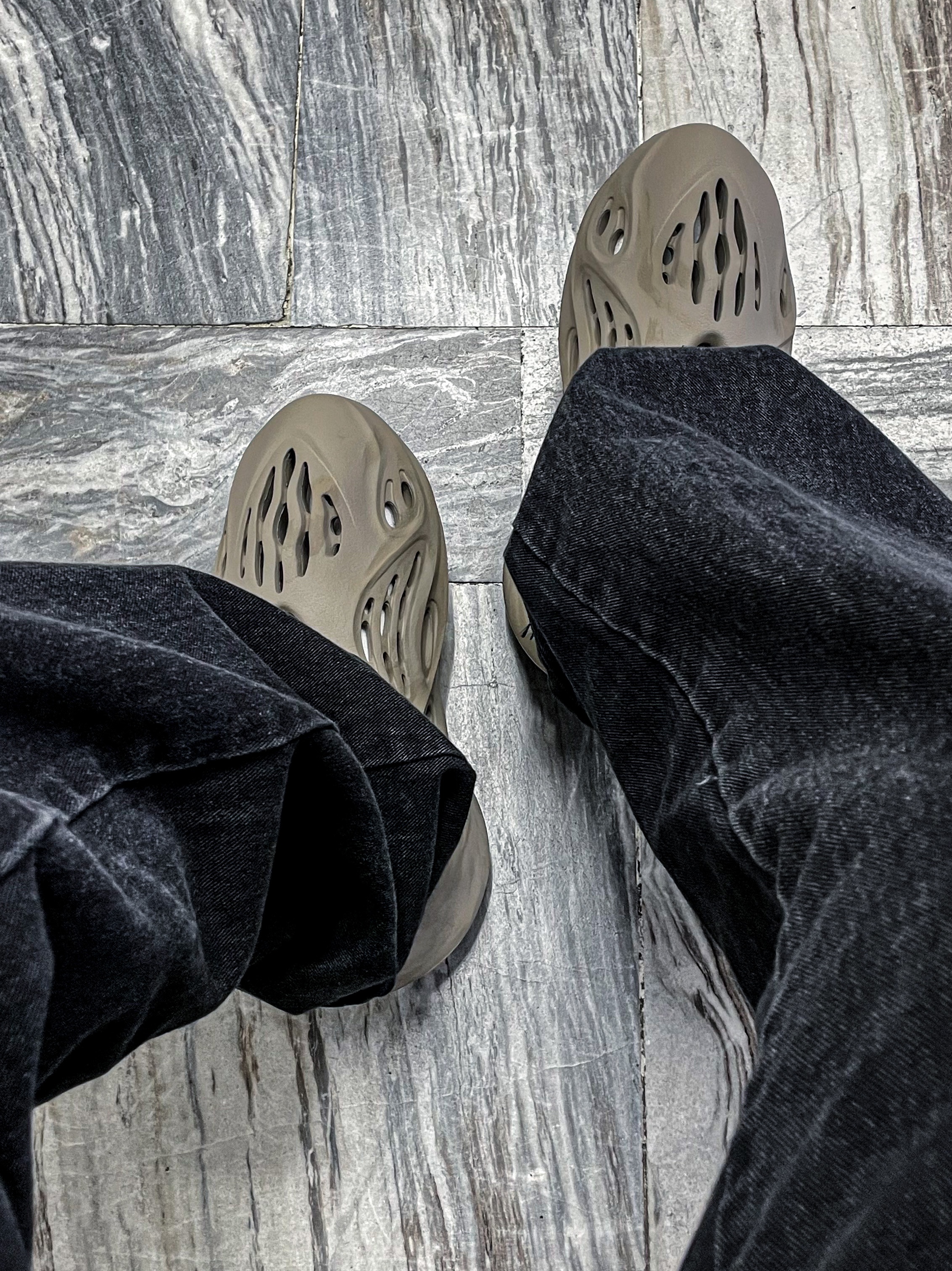 Adidas Yeezy Foam RNNR Stone Sage 착용 스타일