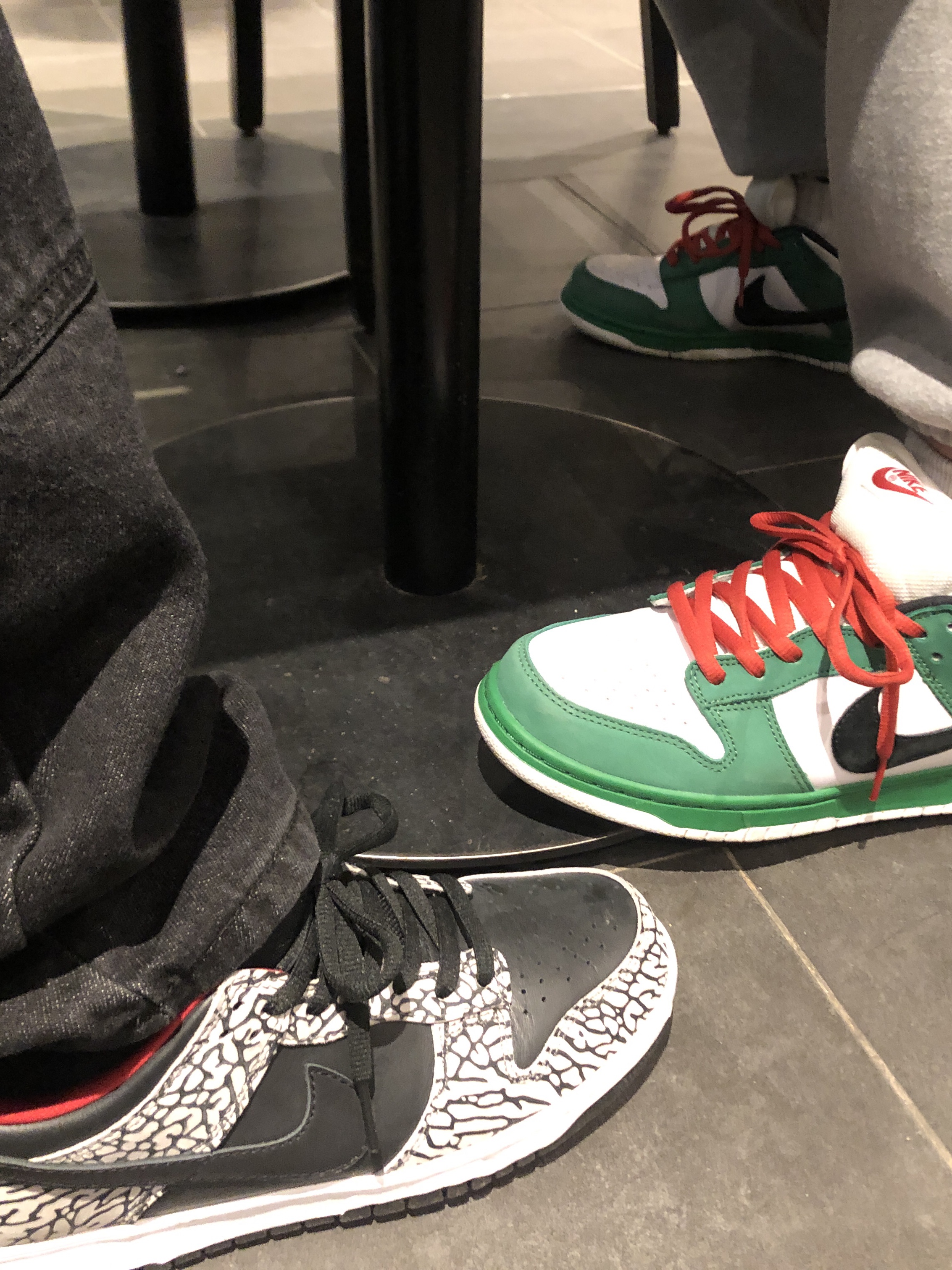 Nike x Supreme Dunk Low Pro SB Black Cement 2002, Supreme Webbing Keychain Red - 20FW 착용 스타일 - 3