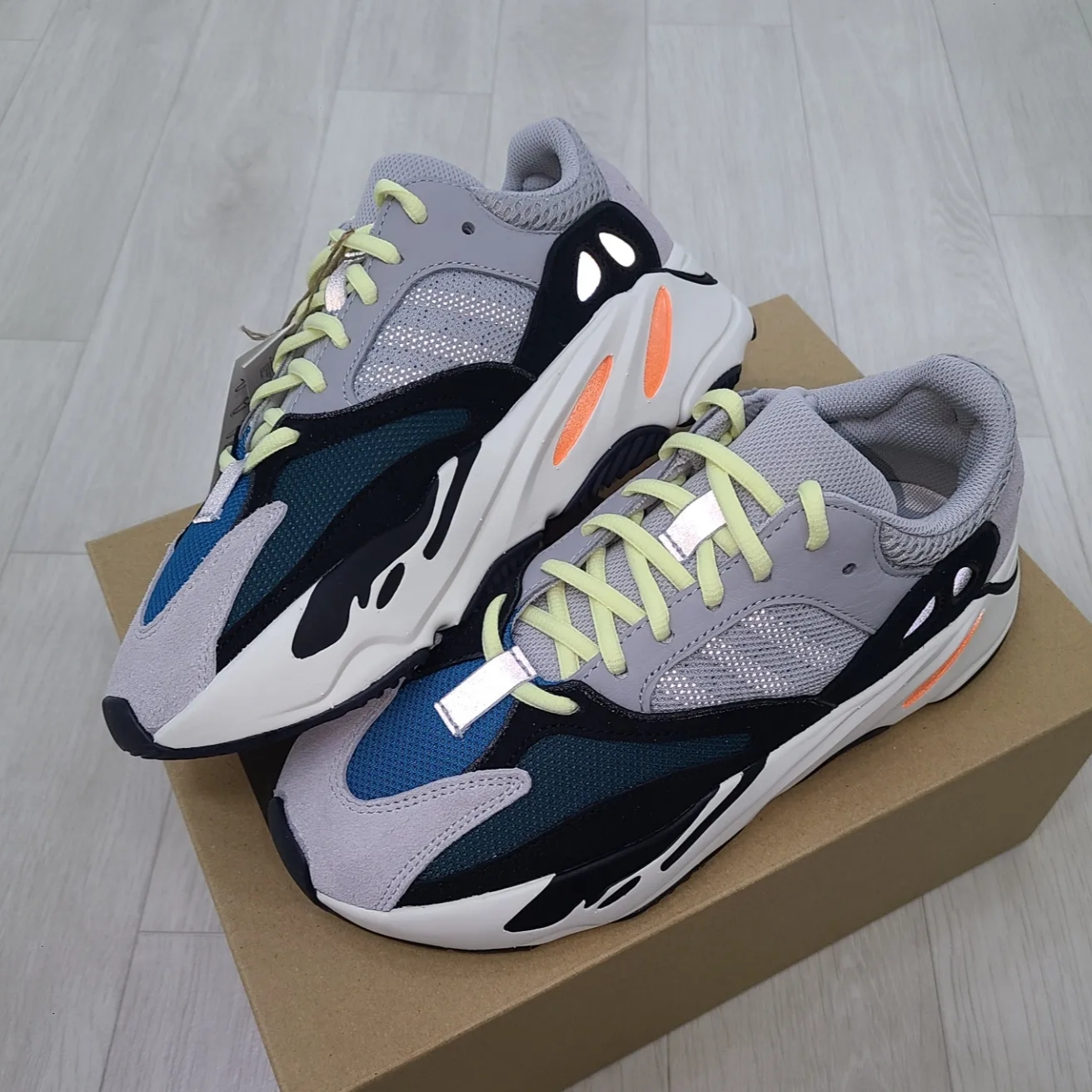Adidas Yeezy Boost 700 Wave Runner Solid Grey 2021/2022 착용 스타일 - 3
