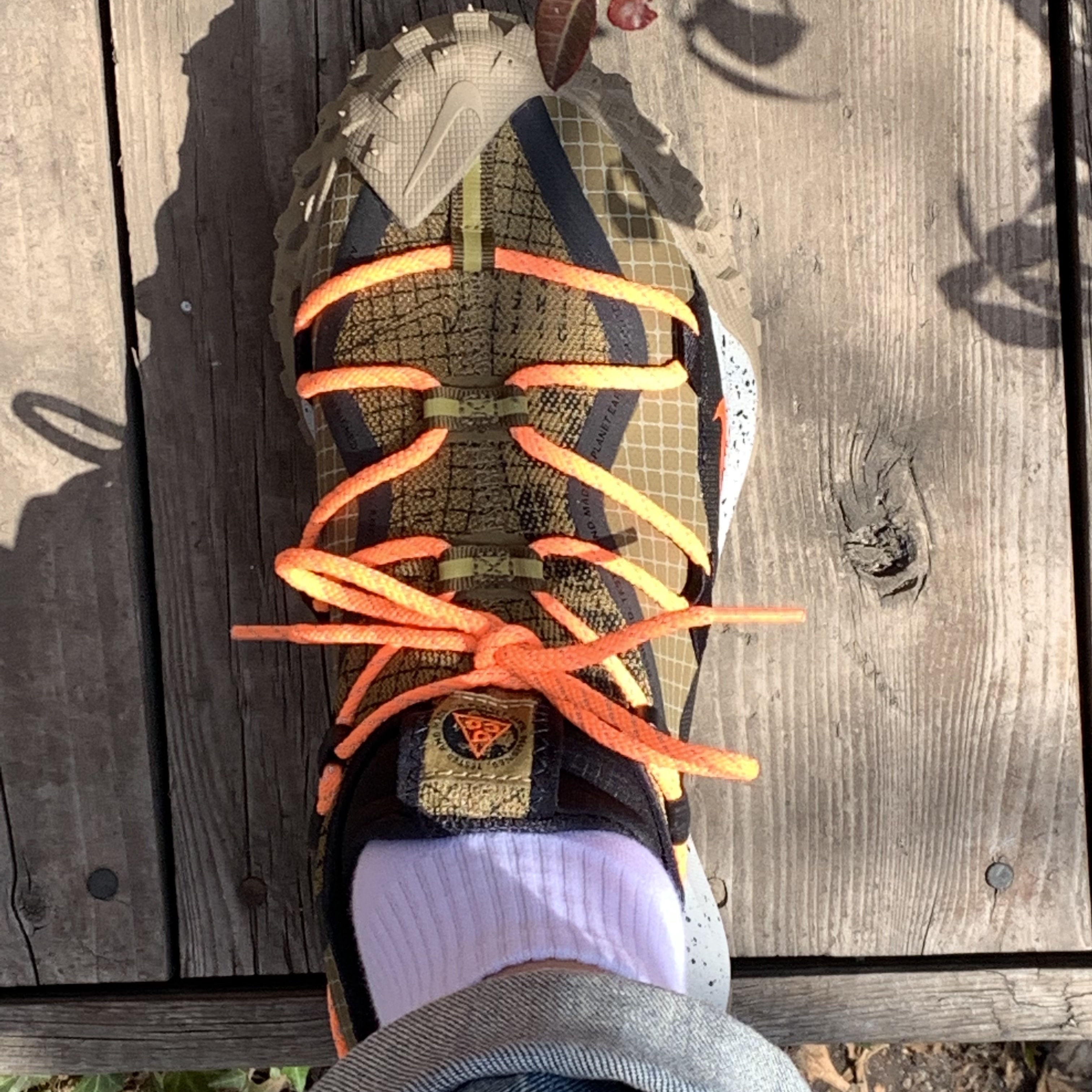 Nike ACG Mountain Fly Low Gore-Tex SE Hazel Rush 착용 스타일