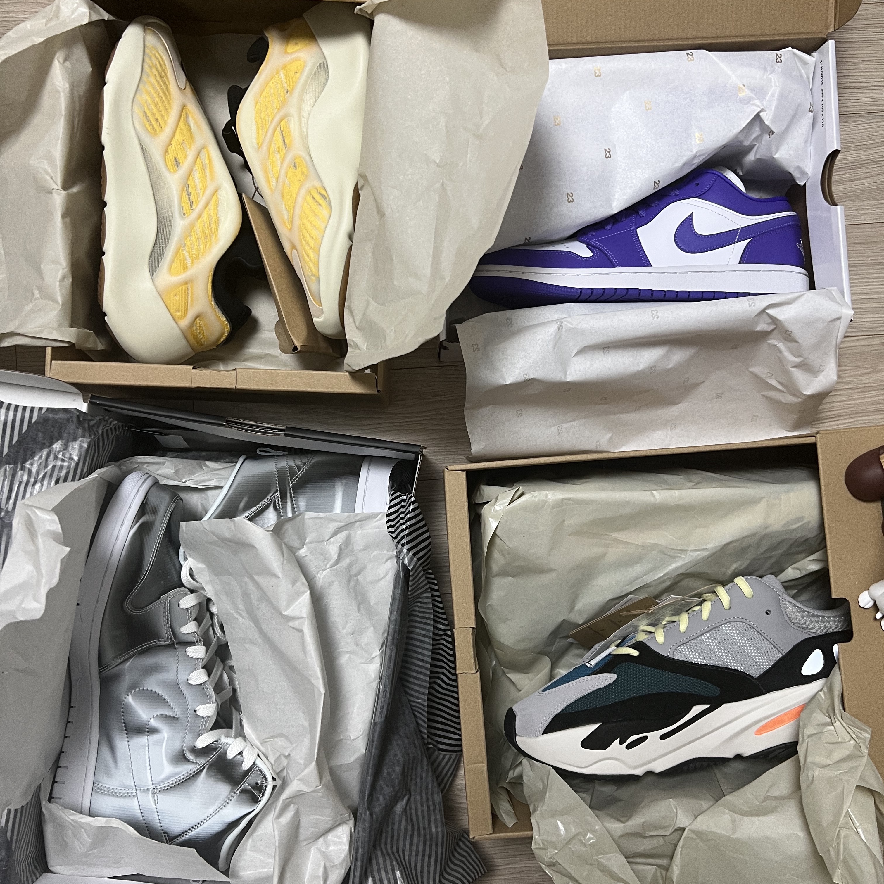 Adidas Yeezy 700 V3 Mono Safflower, (W) Jordan 1 Low Psychic Purple 착용 스타일 - 2