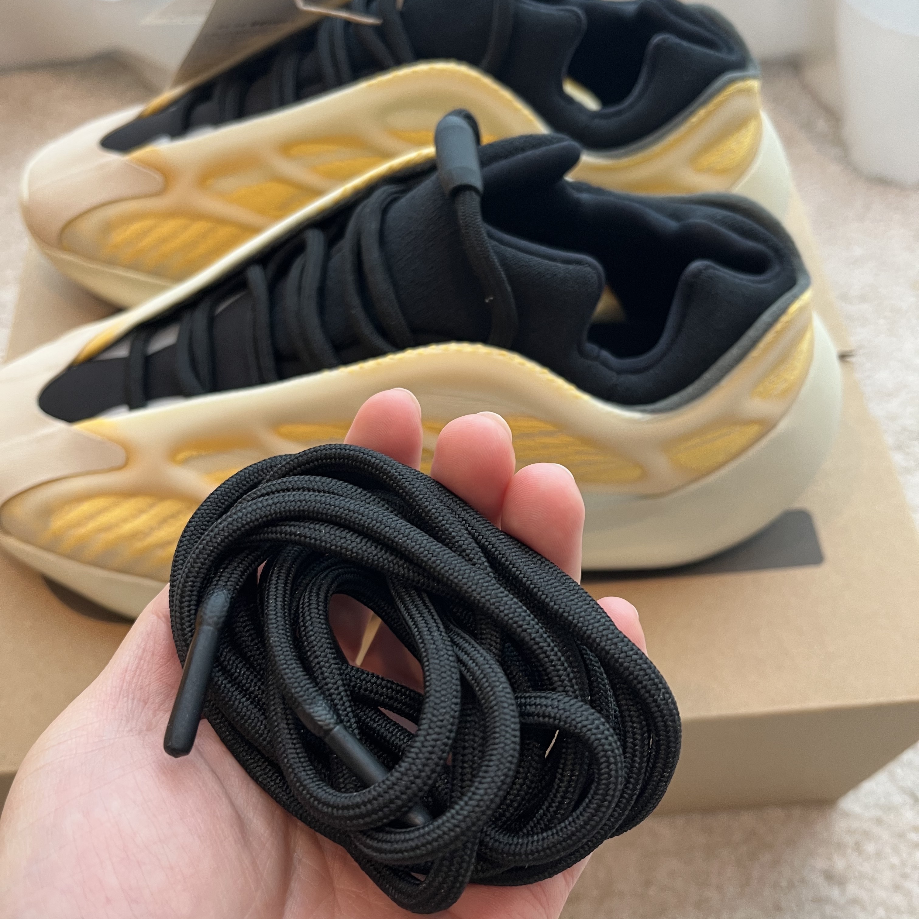 Adidas Yeezy 700 V3 Mono Safflower 착용 스타일 - 4