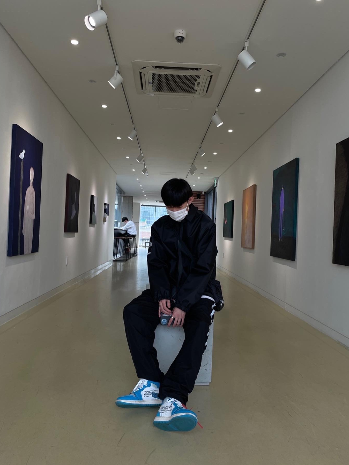 Supreme x The North Face Summit Series Outer Tape Seam Coaches Jacket Black - 21SS, Supreme x The North Face S Logo Shoulder Bag Black - 20FW 착용 스타일