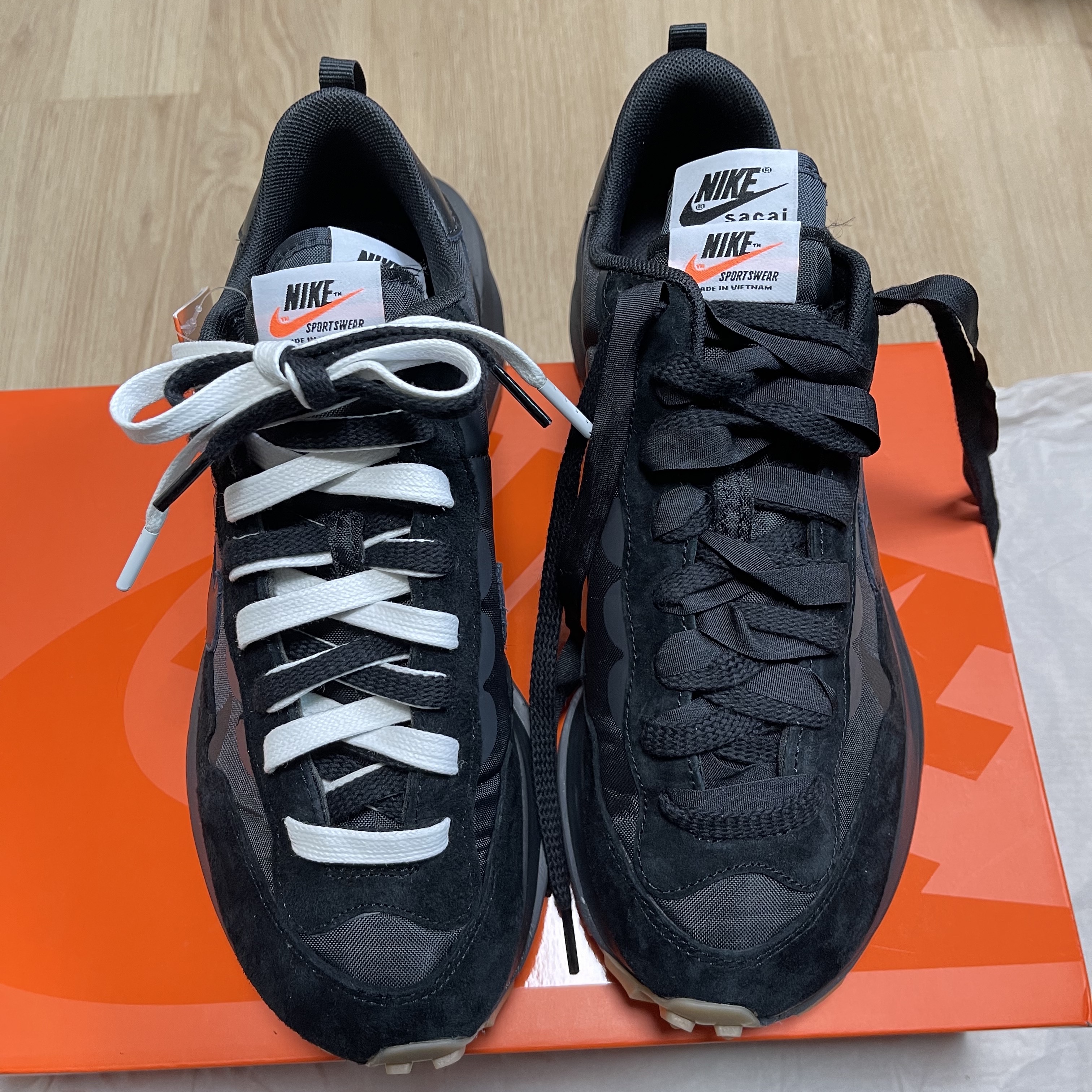 Nike x Sacai VaporWaffle Black and Gum 착용 스타일 - 2