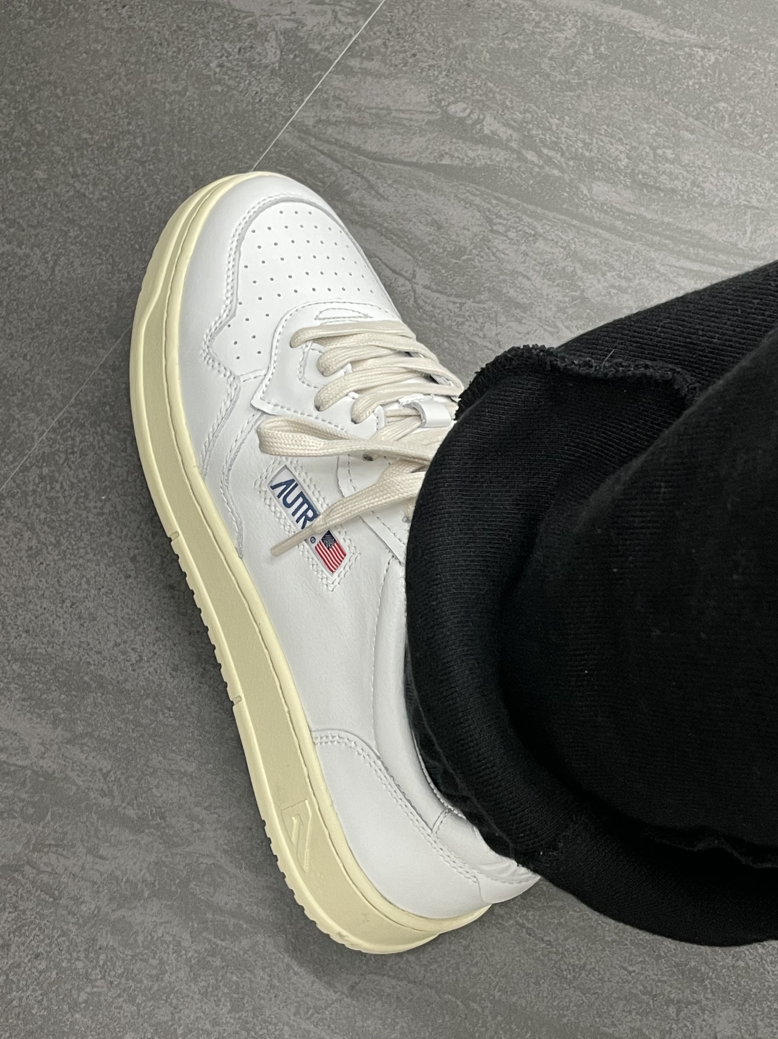 (W) Autry Medalist Low Leather Sneakers White, Autry Medalist Low Leather Sneakers White 착용 스타일