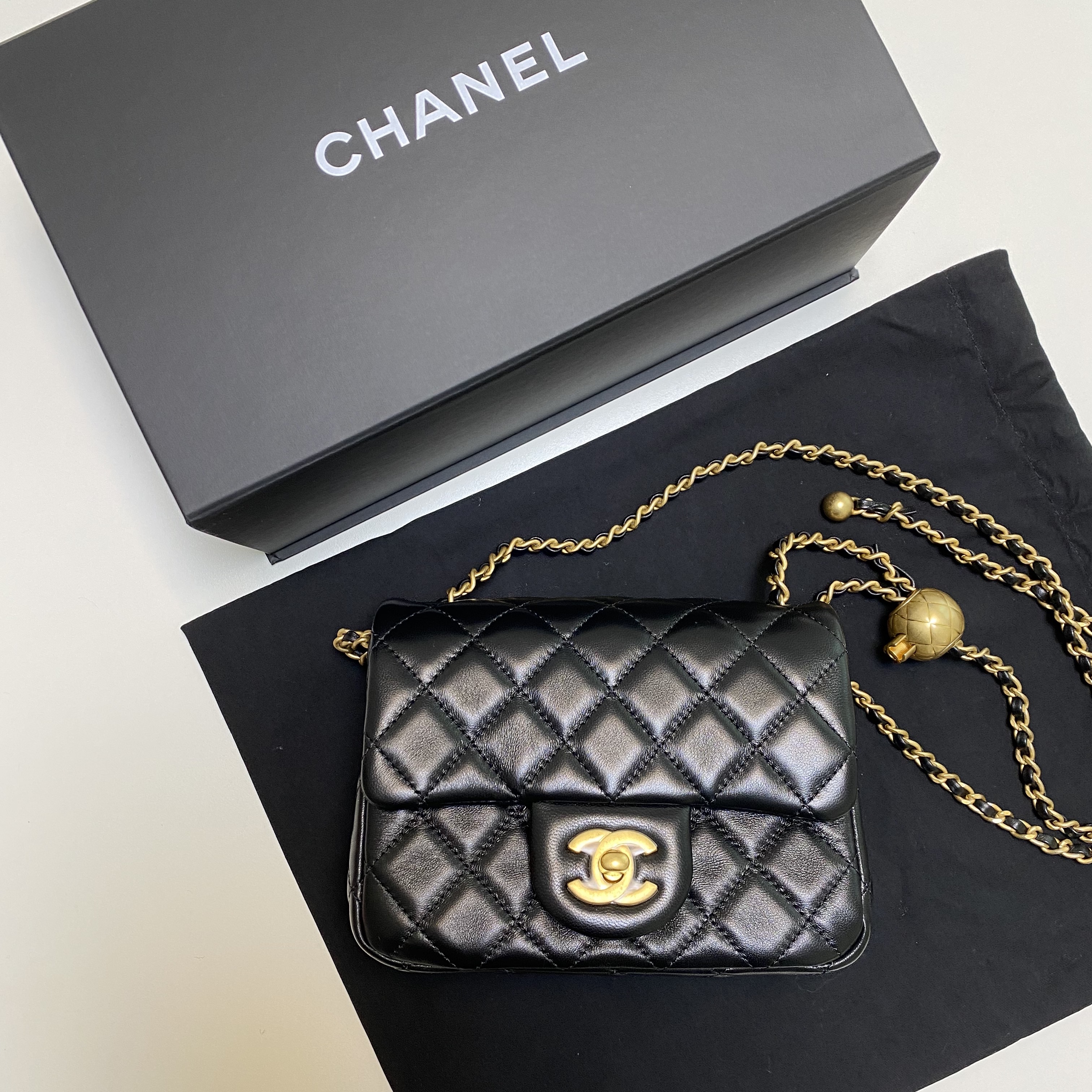 Chanel Mini Flap Bag Lambskin & Gold Black 착용 스타일 - 1