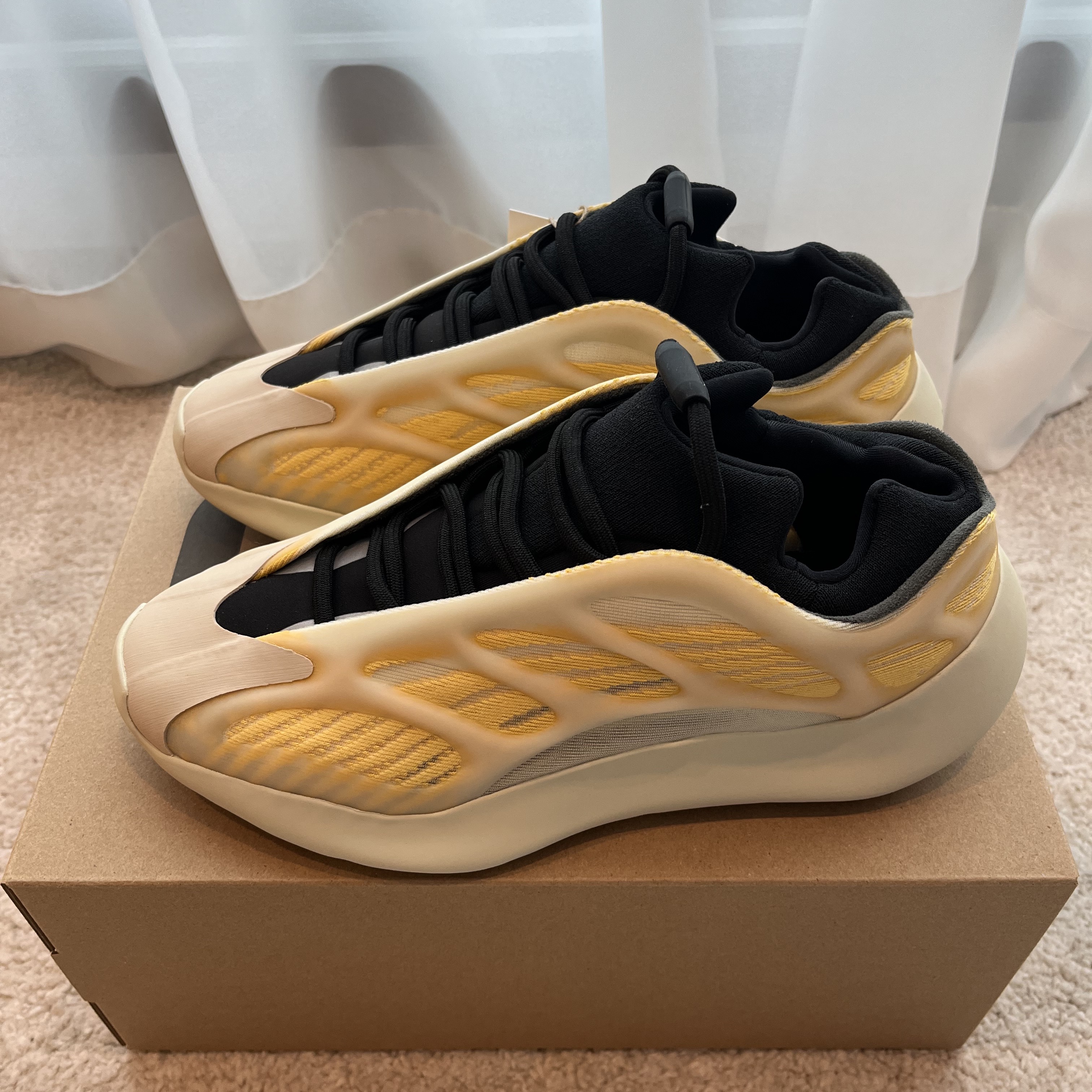 Adidas Yeezy 700 V3 Mono Safflower 착용 스타일 - 1