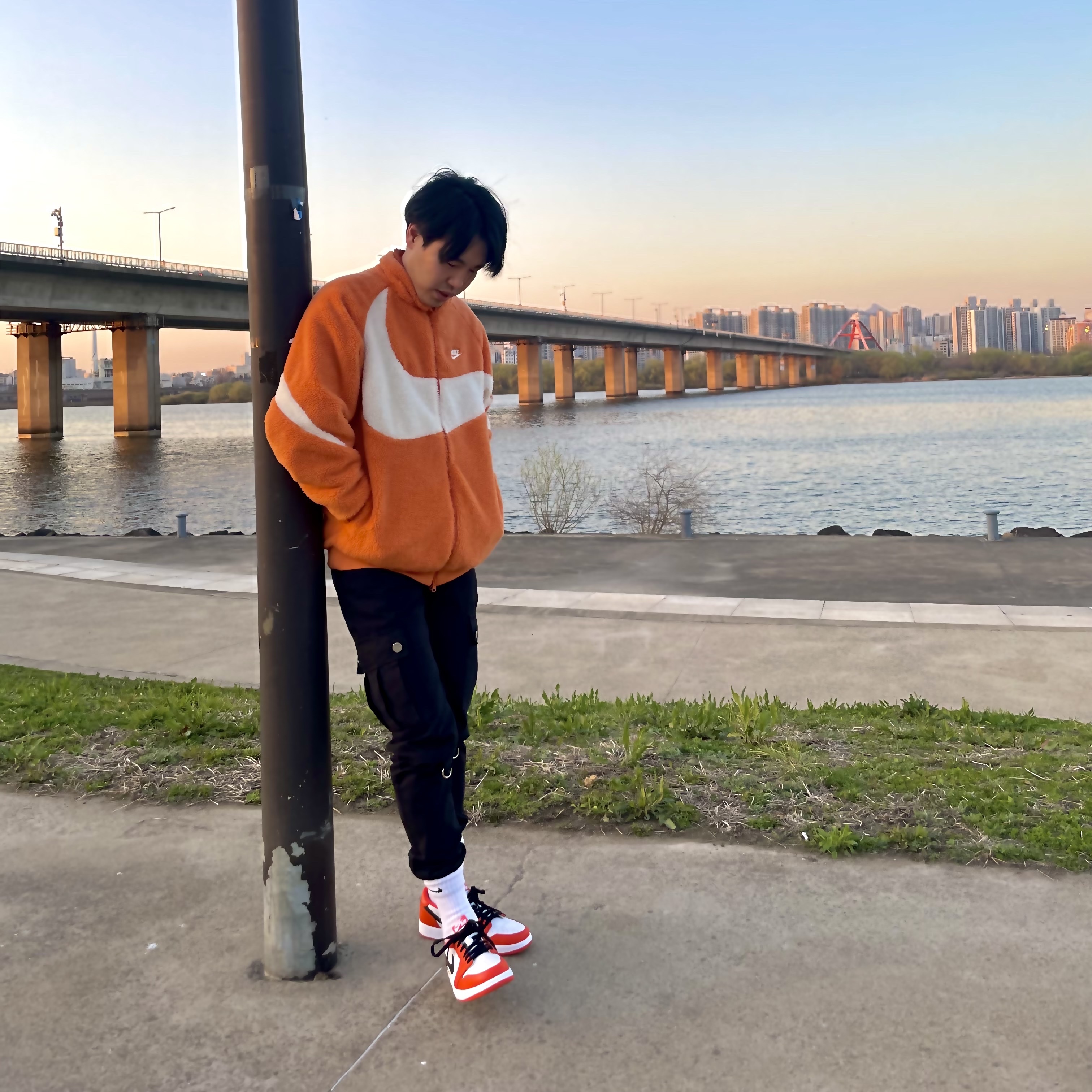 Jordan 1 Low OG Starfish, Nike Big Swoosh Full Zip Jacket Hot Curry 착용 스타일