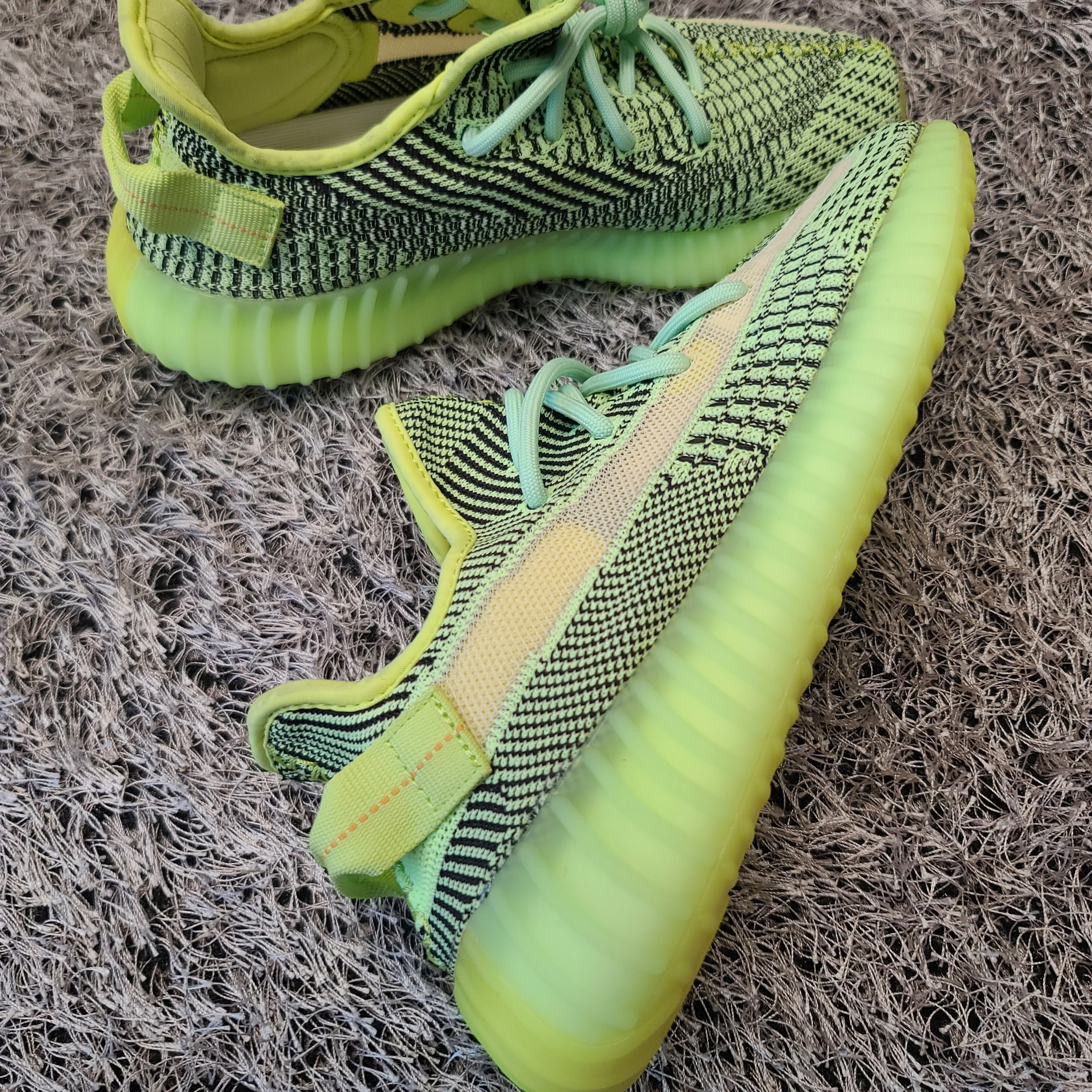 Adidas Yeezy Boost 350 V2 Yeezreel - Non-Reflective 착용 스타일 - 4