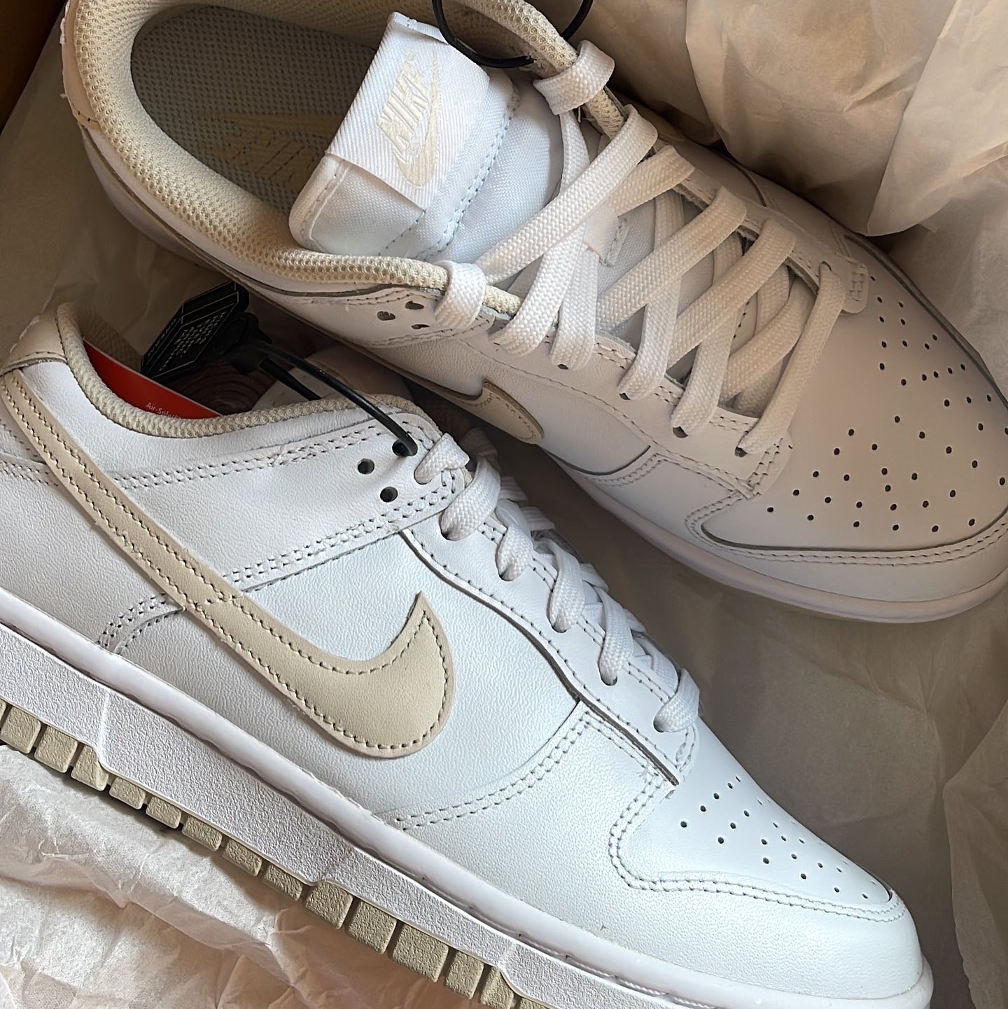 (W) Nike Dunk Low Pearl White 착용 스타일 - 1