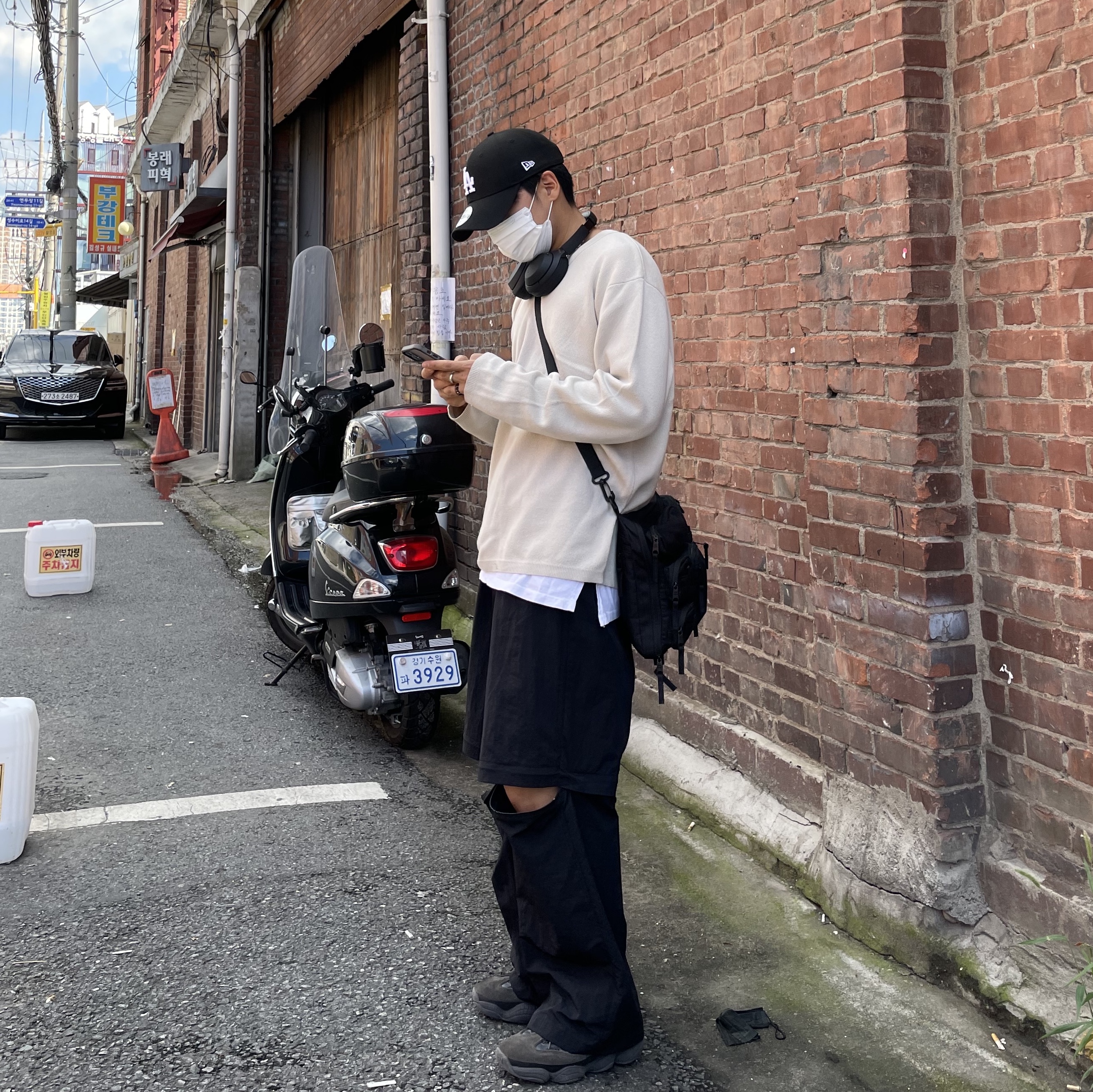Adidas Yeezy 500 Utility Black 2018/2020, Sony WH-1000XM4 Black (Korean Ver.) 착용 스타일 - 2