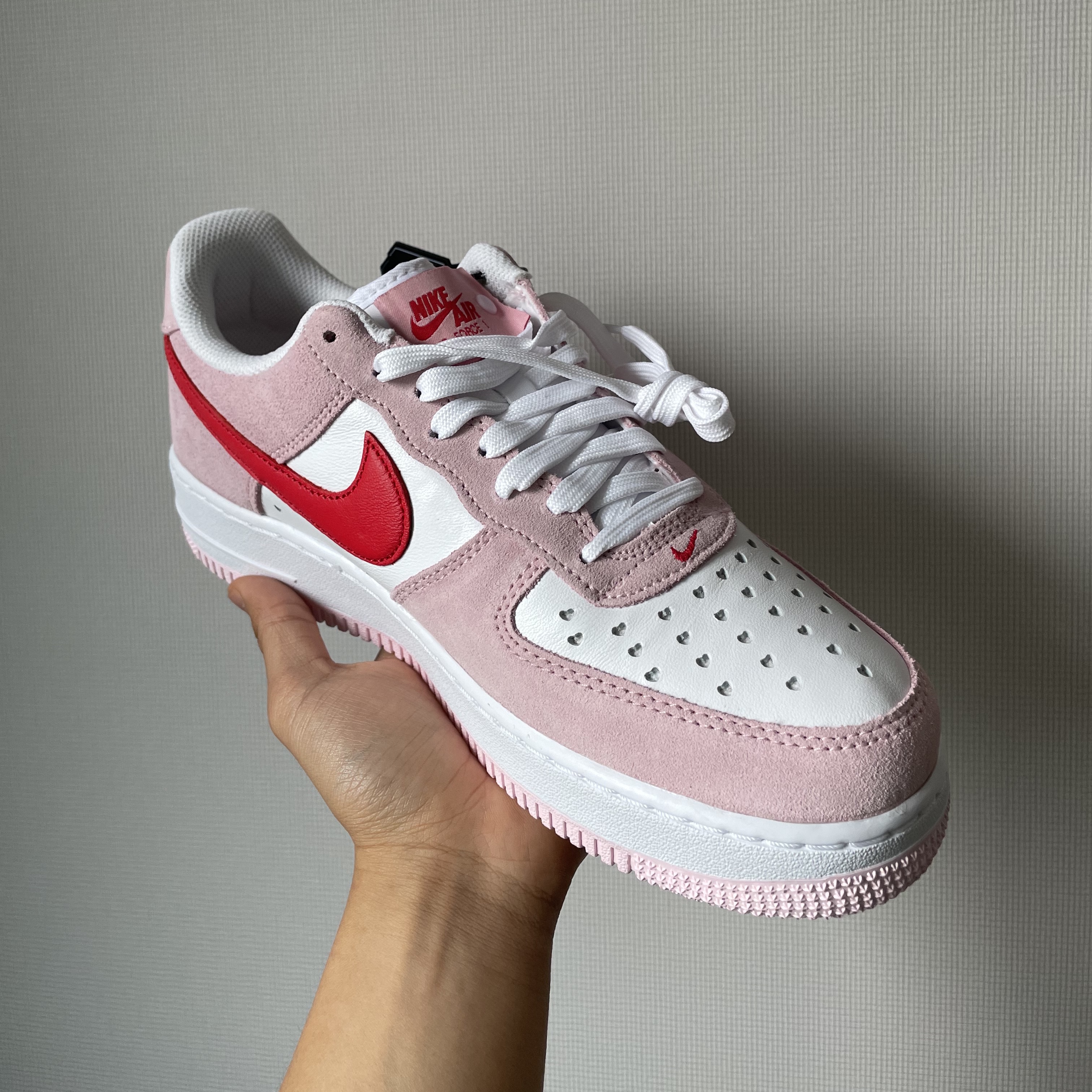 Nike Air Force 1 '07 QS Valentine's Day 착용 스타일
