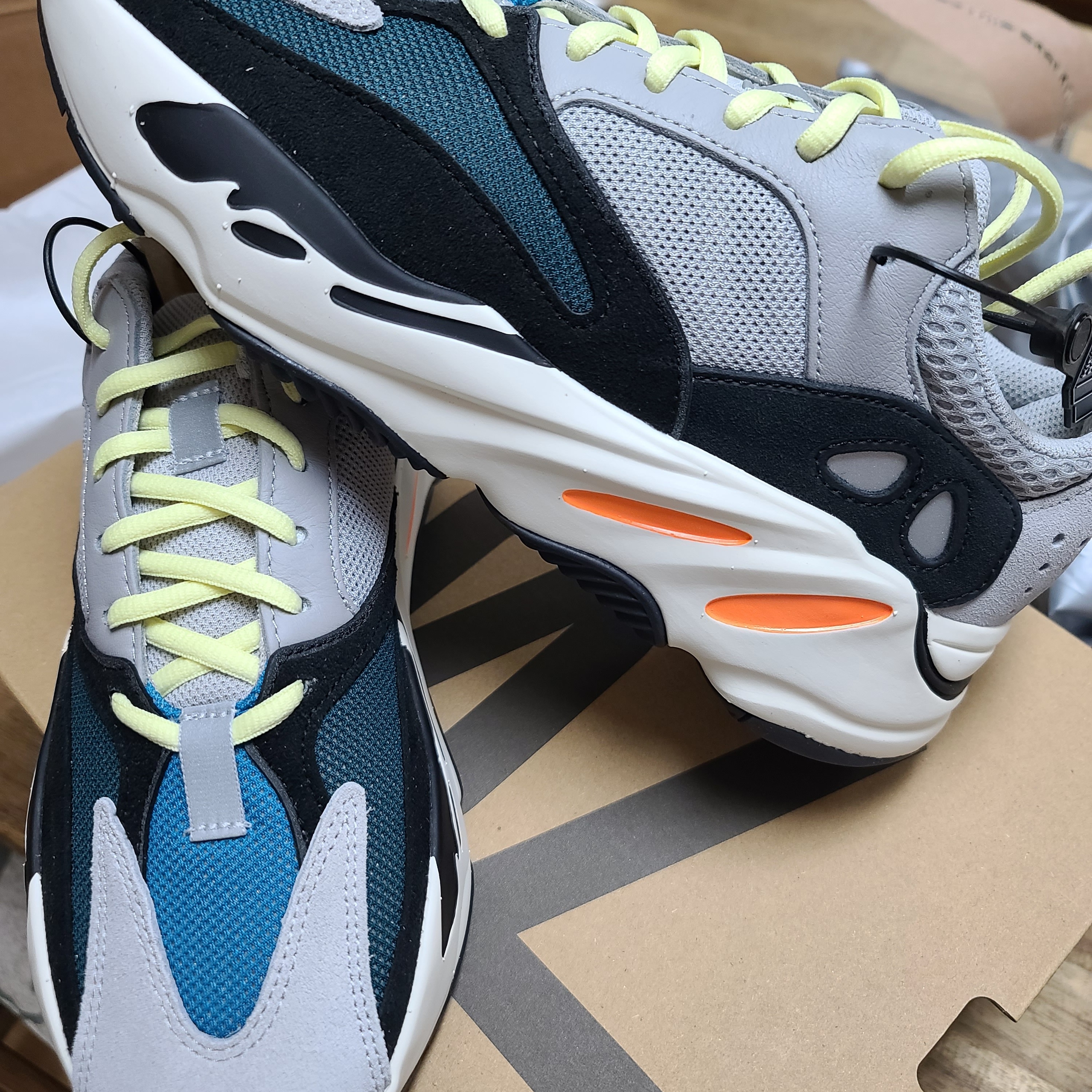 Adidas Yeezy Boost 700 Wave Runner Solid Grey 2021/2022 착용 스타일