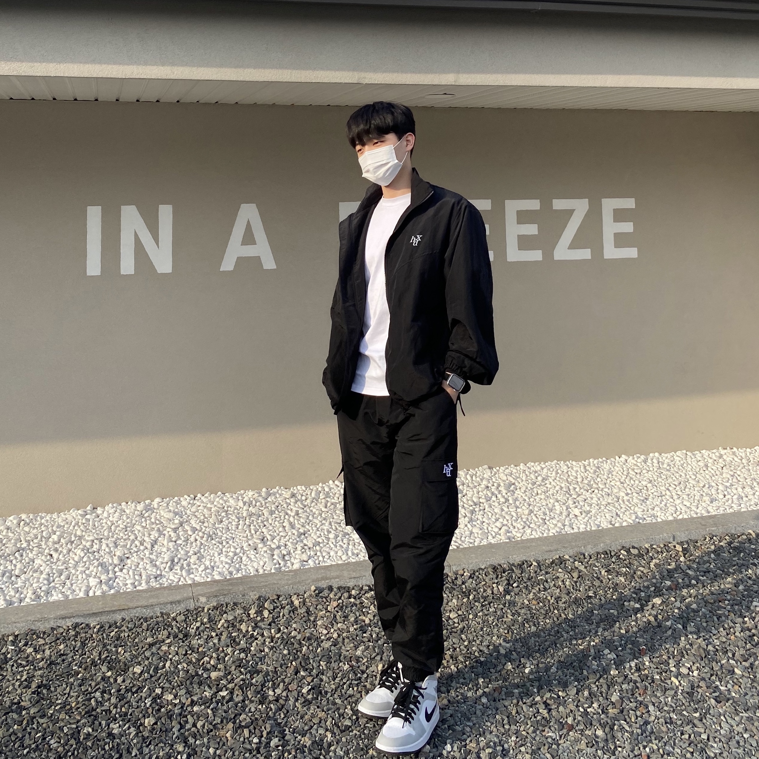 (W) Jordan 1 Mid Grey Fog, Jordan 1 Mid Light Smoke Grey Anthracite 착용 스타일 - 2
