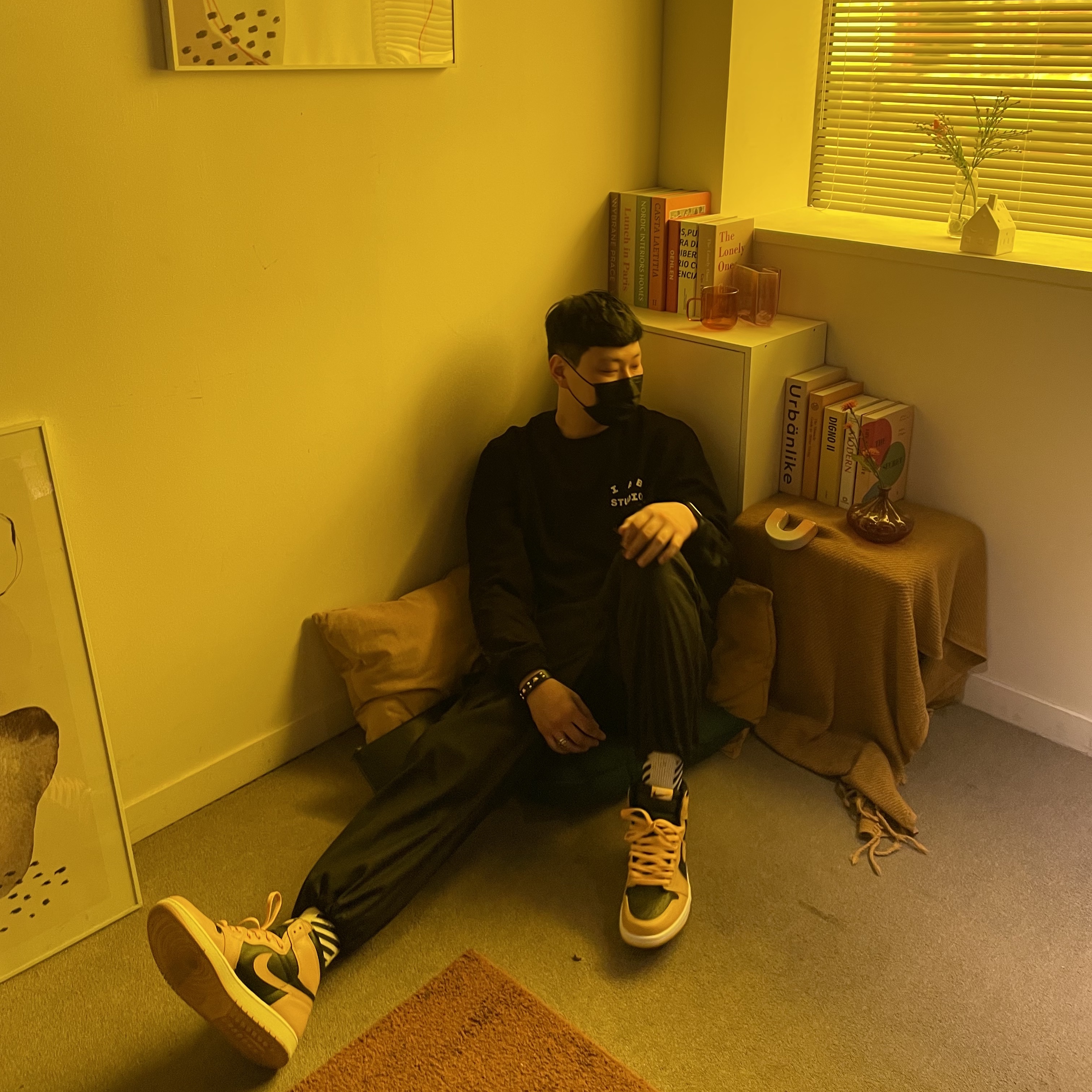 Jordan 1 Retro High OG Pollen, IAB Studio Long Sleeve Black for Worksout 착용 스타일 - 2