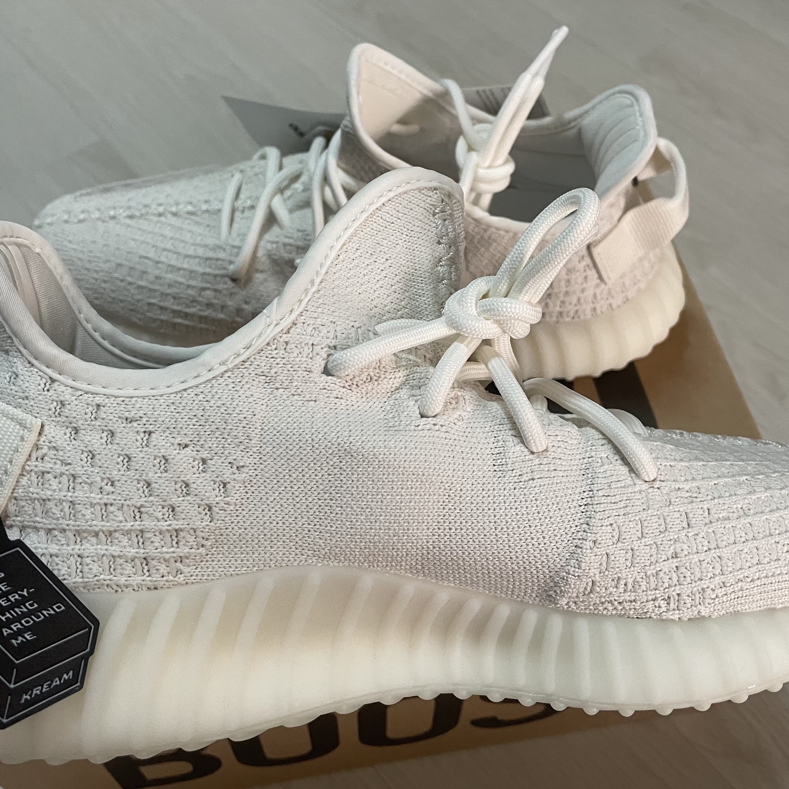 Adidas Yeezy Boost 350 V2 Bone 착용 스타일 - 2