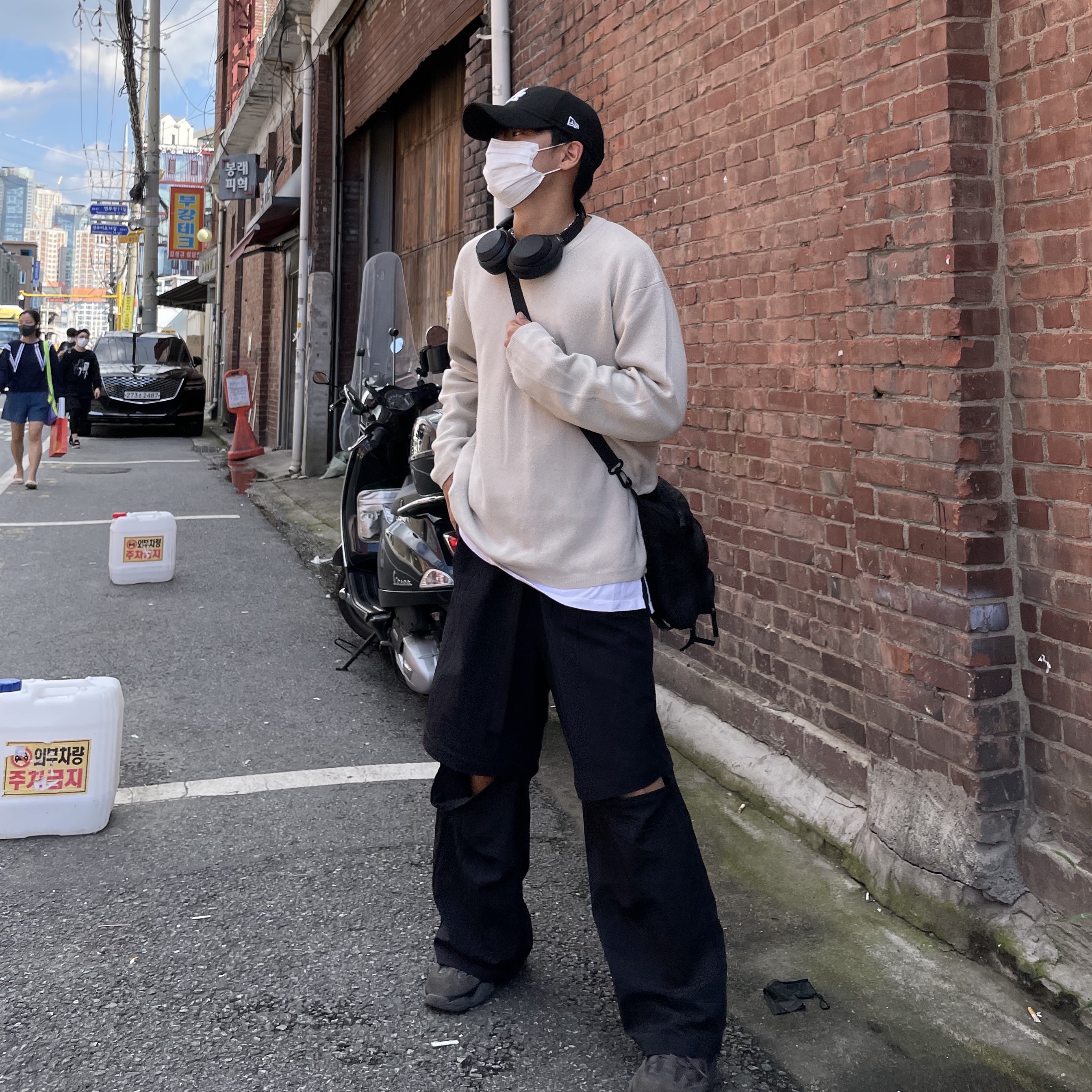 Adidas Yeezy 500 Utility Black 2018/2020, Sony WH-1000XM4 Black (Korean Ver.) 착용 스타일 - 1