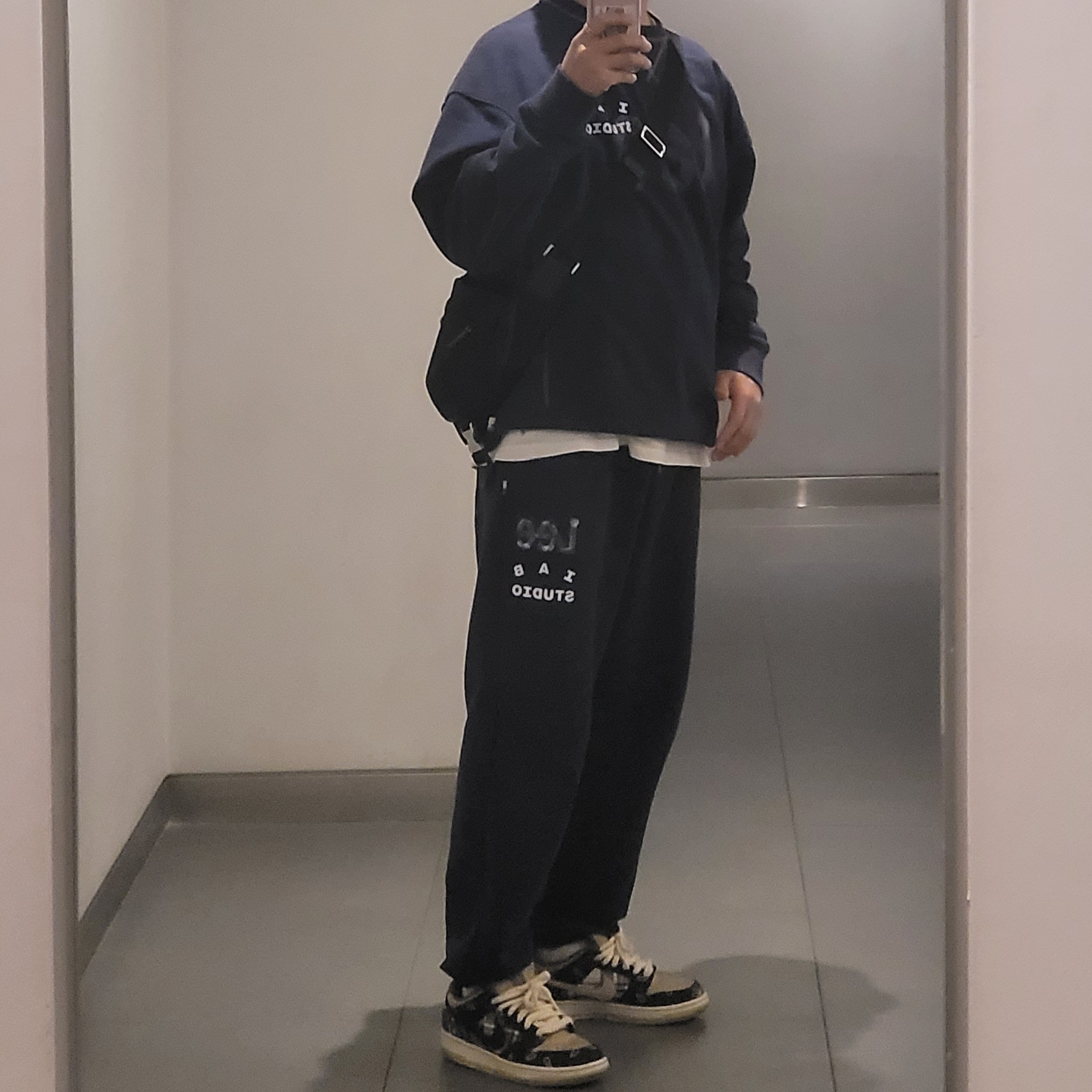 IAB Studio x Lee Pigment Sweatpants Indigo Navy, IAB Studio x Lee Pigment Sweatshirt Indigo Navy 착용 스타일