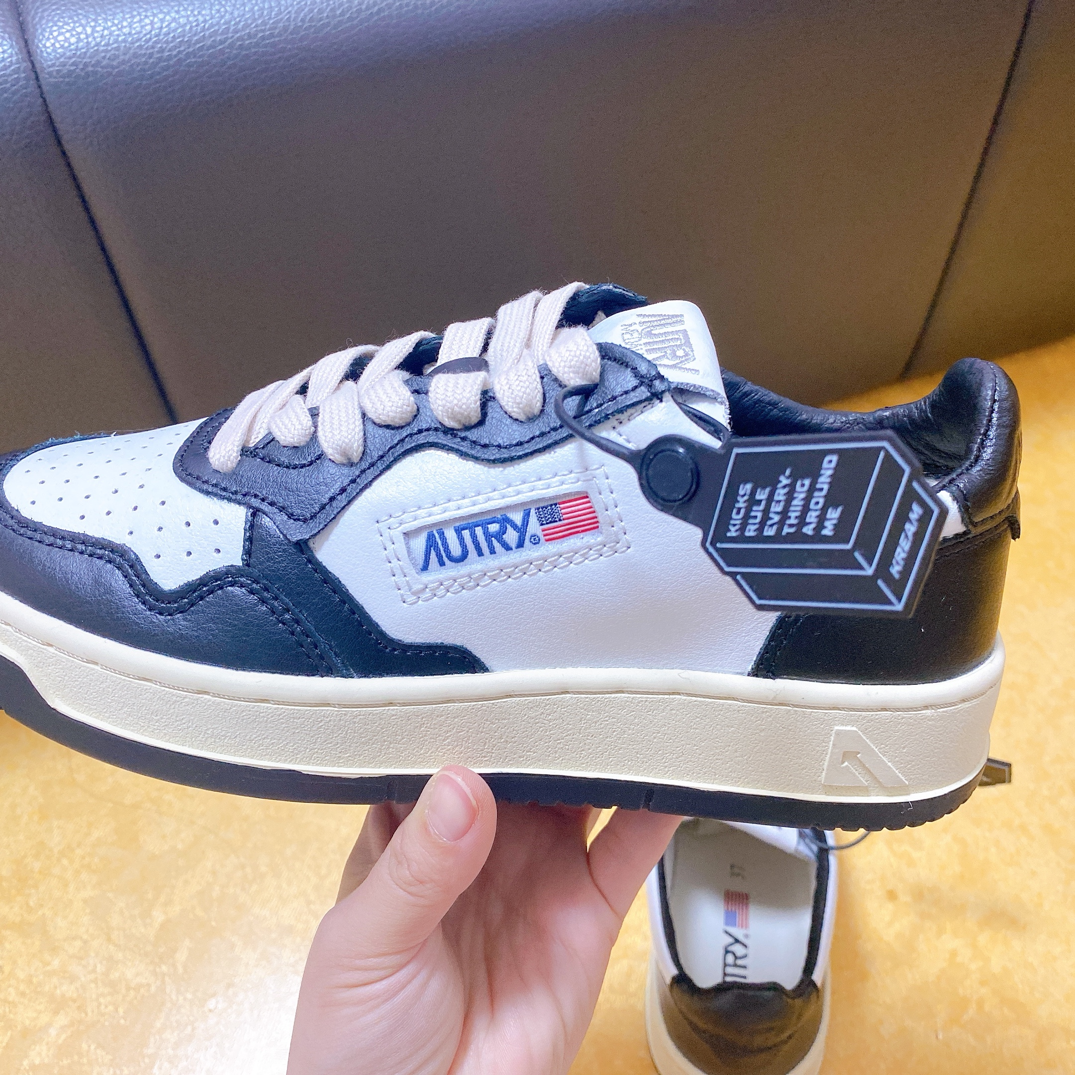 (W) Autry Medalist Low Leather Sneakers Black White 착용 스타일 - 2