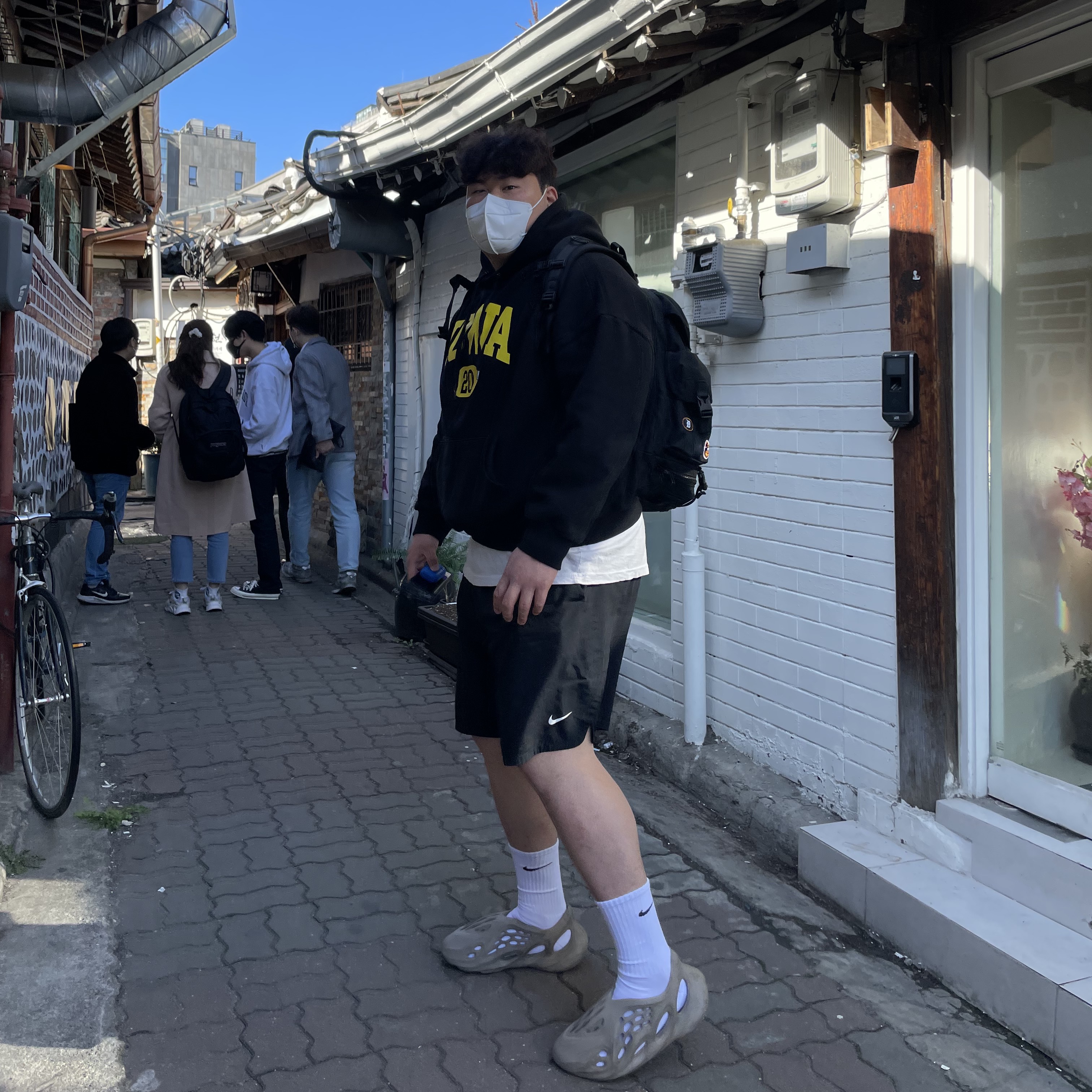 Adidas Yeezy Foam RNNR Stone Sage 착용 스타일 - 1