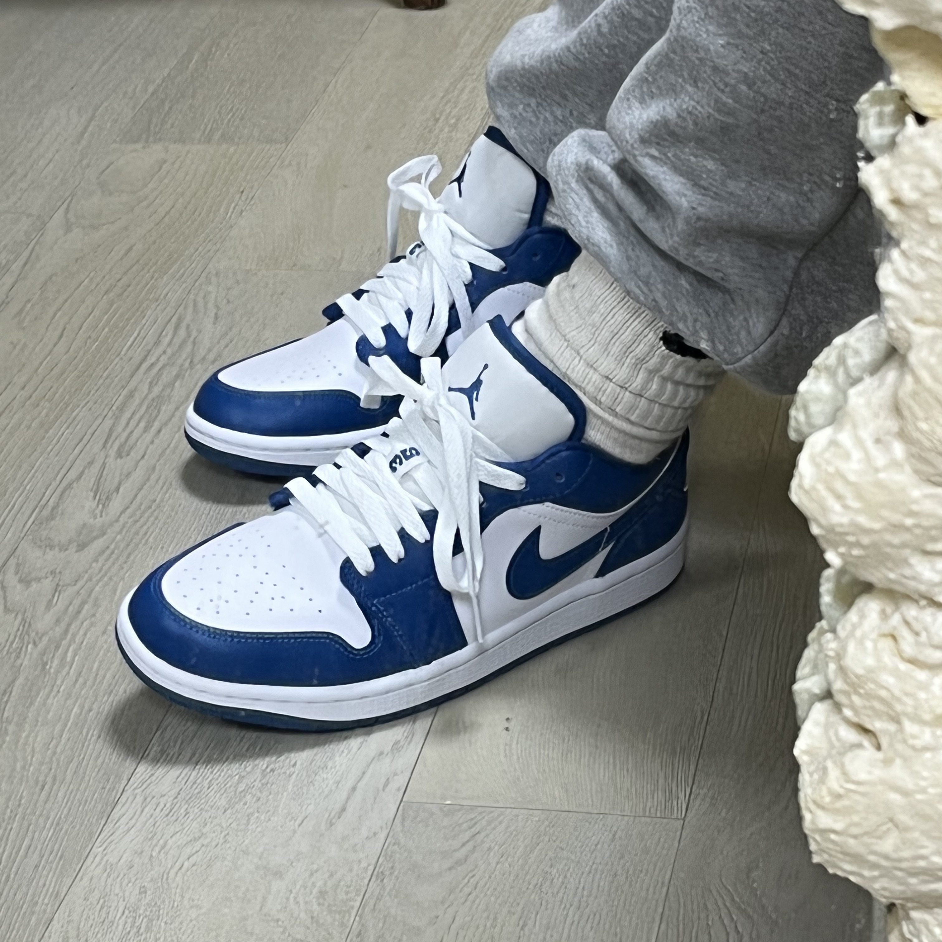 (W) Jordan 1 Low White Dark Marina Blue 착용 스타일 - 1