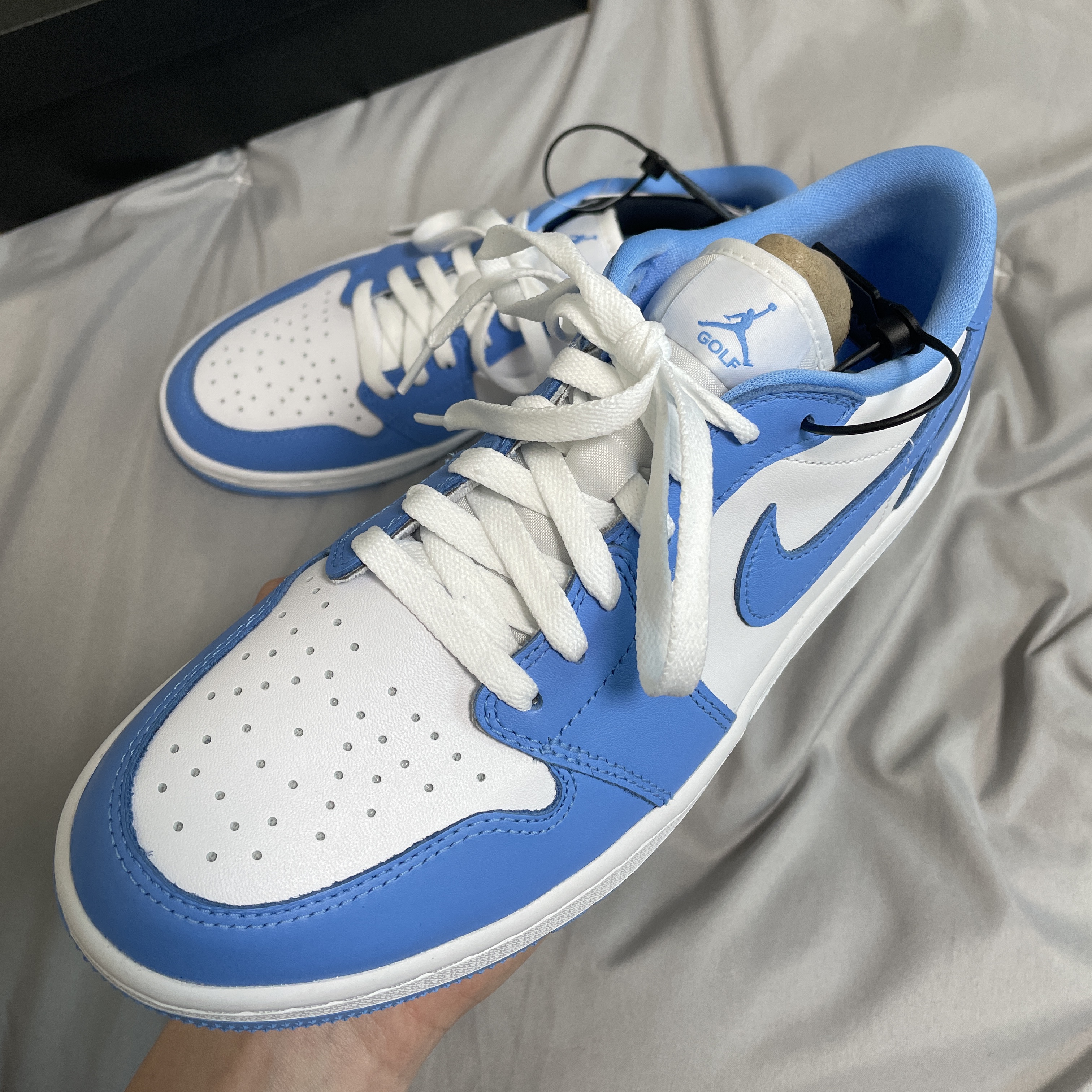Jordan 1 Low Golf White and University Blue 착용 스타일 - 3