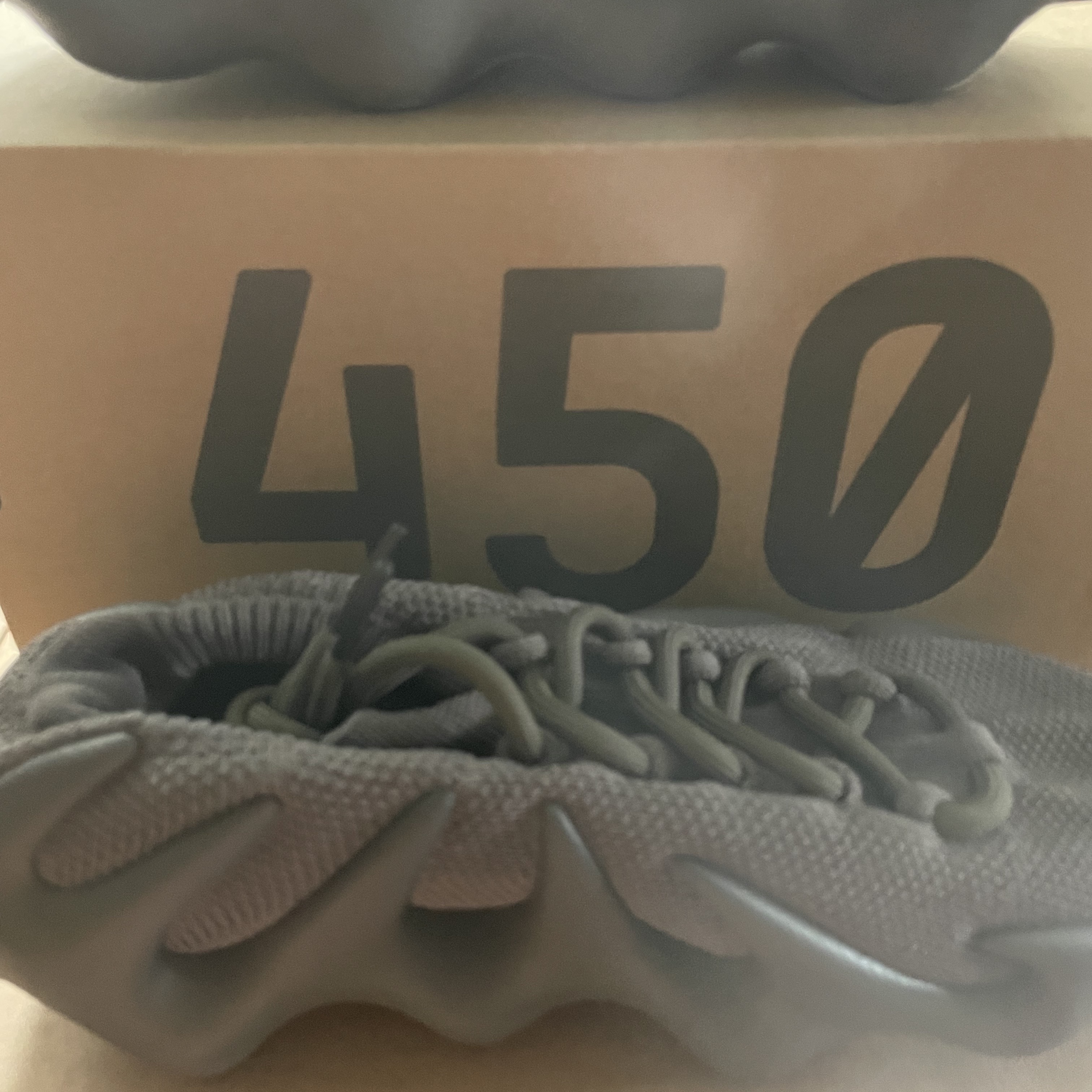 Adidas Yeezy 450 Cinder 착용 스타일 - 3