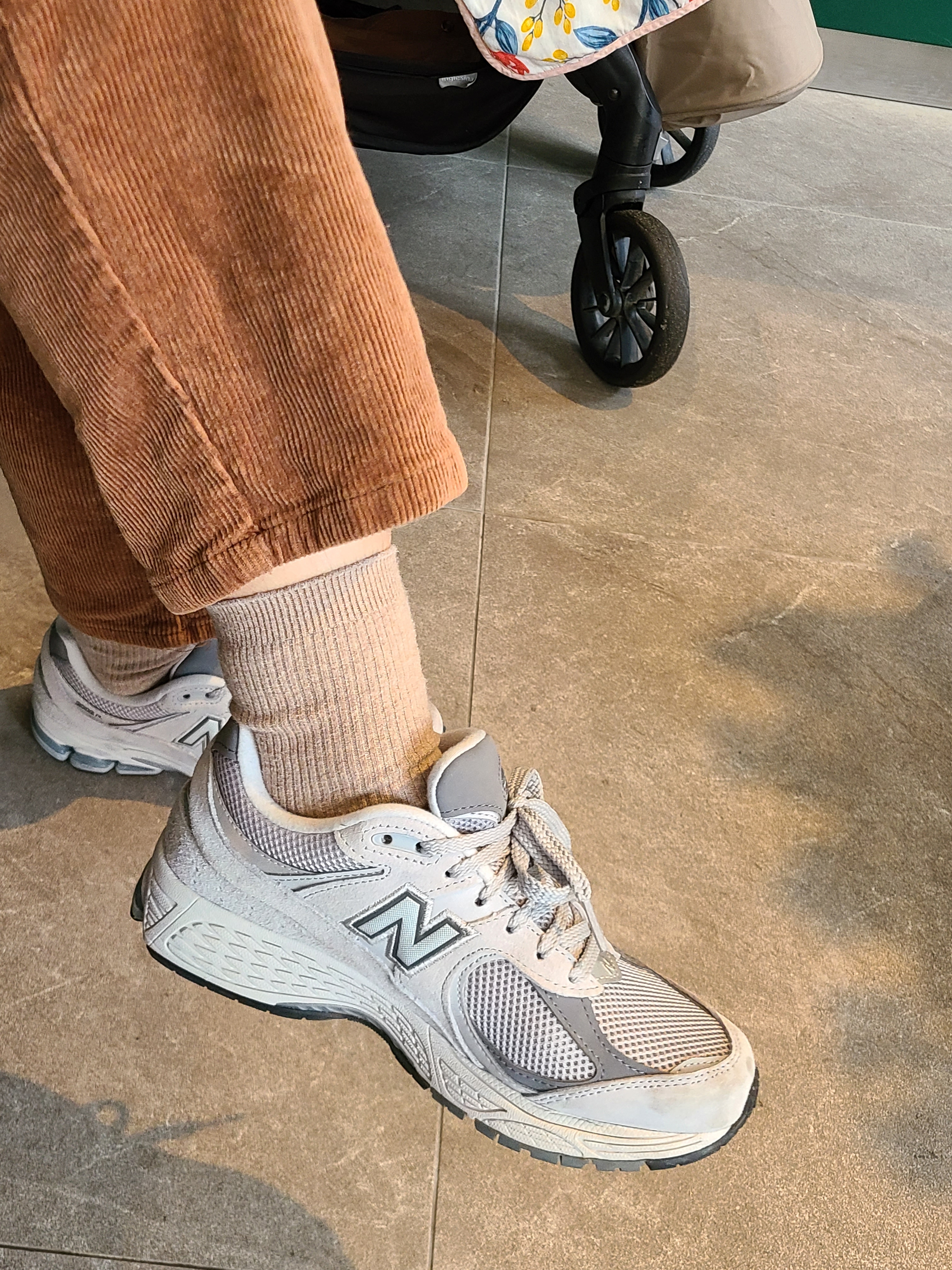 New Balance 2002R T2 Gray 착용 스타일