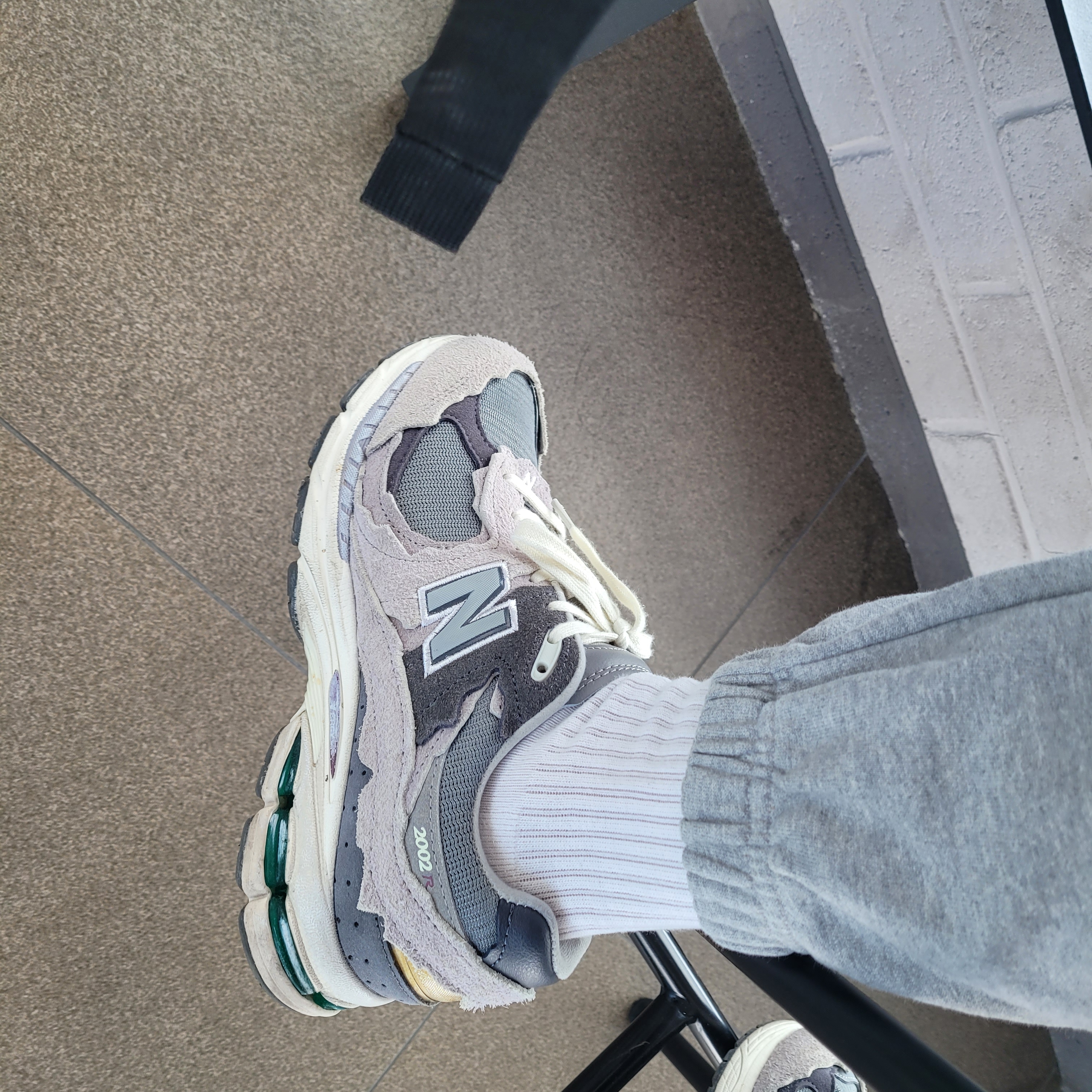 New Balance 2002R Protection Pack Rain Cloud 착용 스타일 - 2